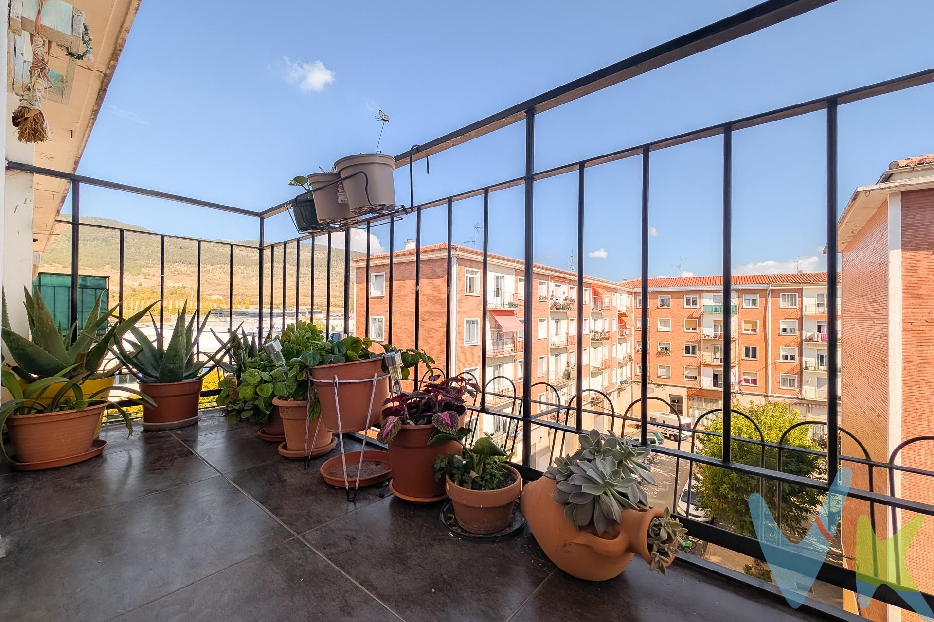 Vivienda muy agradable, alegre y luminosísima una cuarta altura, todo exterior, con vistas amplias y despejadas, buena orientación, este-oeste, luz y sol de mañana y de tarde. Te encantará. Dos balcones, uno abierto a la calle, donde poder tener tus plantas, y una mesita y unas sillas, para tus momentos de relax,  y otro cerrado,  en cocina.  Cocina con mobiliario moderno, mucho espacio de almacenaje, muy bien equipada.  Buena distribución. Tres habitaciones de buen tamaño. Baño con ducha, puertas cambiadas en tono claro, ventanas balconeras cambiadas, ventanas con doble ventana. . . Edificio con ascensor y portal nuevo,  sin barreras arquitectónicas, tejado recién hecho. Situada en Rochapea, junto a la  Avenida, zona tranquila y  muy cómoda rodeada de todos los servicios, parada de autobuses, líneas 7, 3, y 21 a dos minutos, para estar conectado en un momento con cualquier zona de la cuidad y comarca, zona comercial de Ansoain a un paso, supermercados y todos los servicios a mano, en un barrio con mucha vida, y a un paso del centro del Pamplona. . NO PUEDES DEJARLA PASAR ! VEN A VISITARLA !!. GASTOS E IMPUESTOS NO INCLUIDOS: Notaria, Registro e Itp.