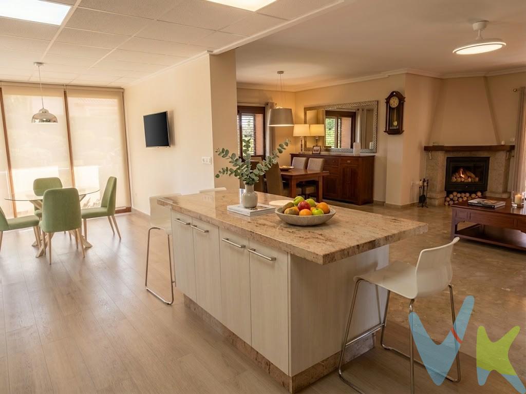 La oportunidad más exclusiva en el mercado con menos stock de la provincia de Valencia. Un chalet independiente que combina seguridad familiar, diseño sofisticado y un entorno de club privado. Estilo de Vida "Resort". Ocio a pie de calle: A un minuto de pistas de tenis de tierra batida y restaurante privado dentro de la urbanización. Próximo al prestigioso campo de golf La Galiana. Entorno: Urbanización de altísima demanda, segura, con piscina comunitaria y rodeada de naturaleza. Distribución por Niveles. Planta Principal (Día y Descanso): Salón noble con chimenea de piedra y suelos de mármol. Cocina de alta gama con isla de granito. Conexión directa a la terraza, zona de barbacoa y piscina de diseño con tarima tecnológica. Cuenta con 5 habitaciones (una de ellas vestidor) y 2 baños completos. Planta Alta (Buhardilla): Espacio polivalente con un enorme dormitorio de invitados, salón íntimo y un amplio despacho independiente para teletrabajar con total privacidad. Planta Baja (Semisótano): Garaje cerrado de gran capacidad (más porche cubierto para otros 2 vehículos grandes), gimnasio privado, baño completo y gran zona de almacenamiento/máquinas. Calidades y Exteriores. Fachada señorial de piedra natural con portal automatizado. Jardín consolidado con césped, palmeras y pozo decorativo. Climatización integral, chimenea y persianas de seguridad. Oportunidad de Mercado: Dada la escasísima oferta en San Blas, esta propiedad es una pieza única. Contacte hoy mismo para coordinar su visita privada. VENTA:. PVP 549.999€. Gastos e impuestos no incluidos en el precio. La compra conlleva impuestos y gastos de formalización para el comprador. A título orientativo se informa que en segundas transmisiones el ITP con carácter general en Valencia es del 9%, pudiendo existir otros tipos impositivos atendiendo a las circunstancias personales del comprador u otras circunstancias previstas legalmente. Base imponible del impuesto el mayor valor entre el precio de compraventa, la tasación o el valor de referencia catastral. En cuanto a los gastos de notaría y registro, en su caso, suelen oscilar aprox. entre 1,5% y 2,5% (aranceles variables según precio, n.º de copias y complejidad). El comprador elige notario. Si el comprador precisase de hipoteca: tasación, condiciones y costes bancarios serán según entidad elegida por el comprador, así como los gastos de gestoría, y cualesquiera otros gastos inherentes a la formalización de la compraventa que legalmente correspondan a la parte compradora, salvo pacto expreso en contrario con el vendedor. El consumidor tiene, conforme a la normativa vigente, a su disposición información y documentación adicional relativa al inmueble y condiciones de la compraventa, que podrá ser consultada en C/Joaquín Costa 4, bajo 46005 Valencia o urbe2@remax.es. Honorarios de mediación inmobiliaria a cargo del COMPRADOR: (3% del precio final de venta más IVA (21%), salvo otro pacto.); y de VENDEDOR (según acuerdo con el mismo). Se informa al consumidor que la agencia actúa como intermediaria inmobiliaria en la operación, estando cualquier eventual compraventa y sus condiciones sujeta a la aceptación expresa del propietario-vendedor y a la posterior formalización del correspondiente contrato.
