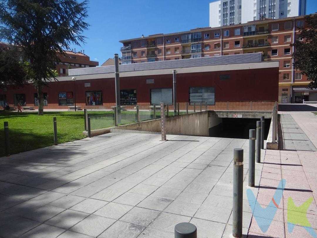 Se vende PLAZA DE GARAJE DE GRAN TAMAÑO Y CÓMODO ACCESO en Plaza de los Sauces. Muy próximo a la entrada de Barañain, al Complejo Hospitalario y a la Facultad de Ciencias de la UPNATiene acceso por ascensor, sin barreras arquitectónicas. Planta -1..  Tiene un largo de más de 5 m por lo que entra coche largo o coche y moto. Ancho de 2,60m. Amplio acceso al garaje y carriles unidireccionales para una mayor comodidad(DATOS MERAMENTE INFORMATIVOS, SIN VALOR CONTRACTUAL. EL PVP INDICADO NO INCLUYE IMPUESTOS, GASTOS DE TRANSMISIÓN).