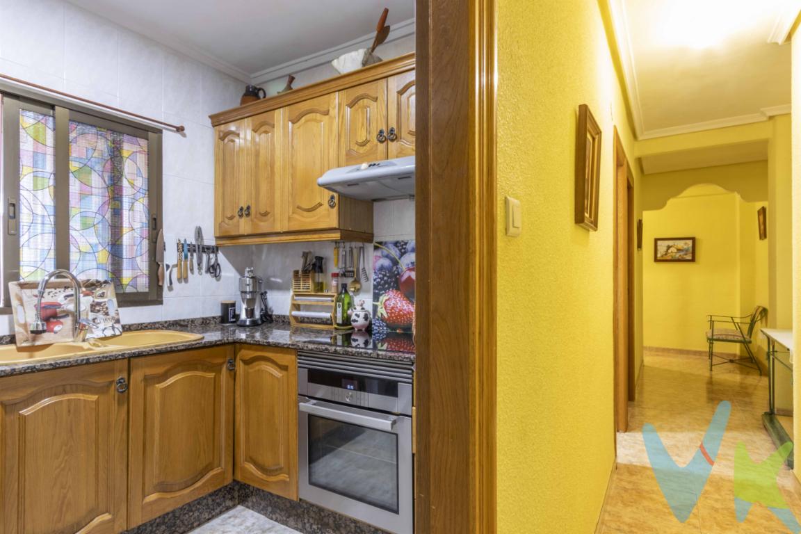 ¡Venta de Piso en Foios, Valencia!¿Buscas tu nuevo hogar en una ubicación perfecta? Te presentamos este encantador piso en Foios, a tan solo unos pasos del metro, ideal para disfrutar de una vida cómoda y conectada.Características del piso:Ubicación privilegiada: A pocos metros de la estación de metro, facilitando tu día a día y conectándote rápidamente con Valencia y alrededores.Acogedora terraza interior: Un pequeño rincón al aire libre donde podrás disfrutar de un café por la mañana, relajarte al final del día o crear tu propio jardín urbano.Espacios luminosos y bien distribuidos: Habitaciones bien distribuidas con luz natural.Cercanía a todos los servicios: Supermercados, colegios, restaurantes, parques, y todo lo que necesitas a solo un paso.Este piso es ideal tanto para familias, parejas, como para inversores que buscan una excelente oportunidad en una zona en crecimiento.¡No dejes pasar esta oportunidad única! Contacta con nosotros y ven a descubrir tu próximo hogar en Foios. 