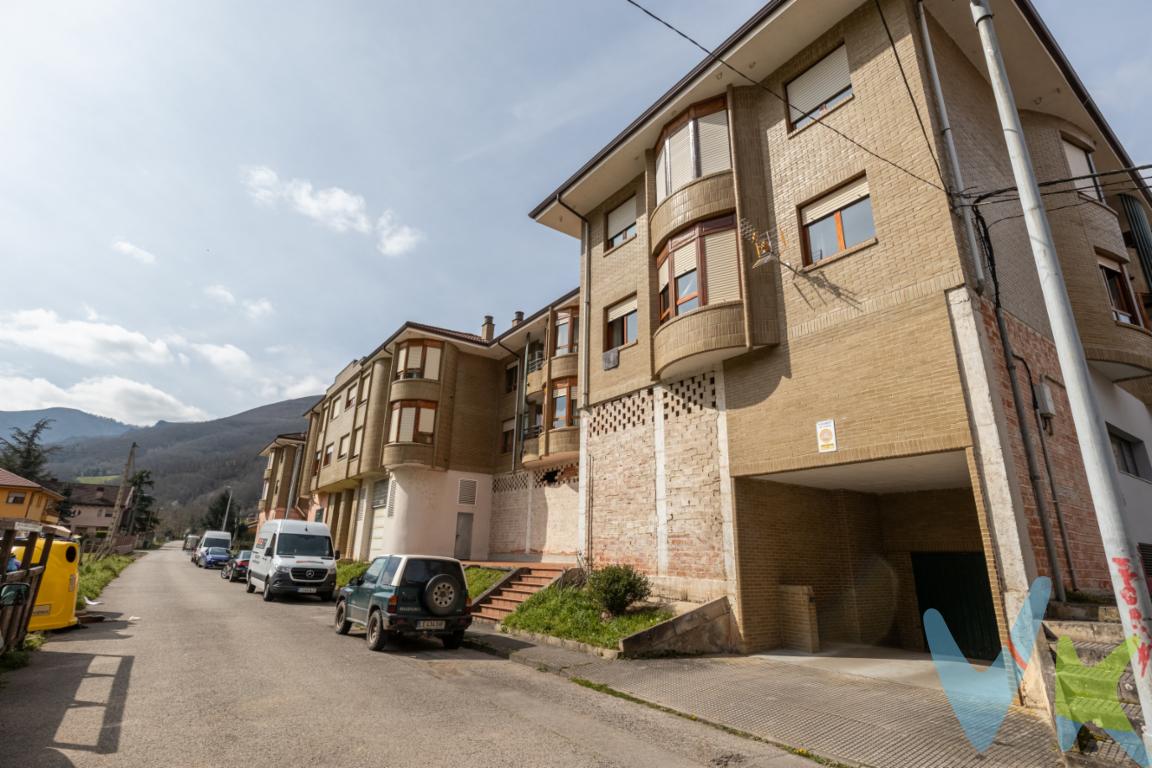 Se vende piso en muy buen estado en San Martin, Teverga, en pleno Parque Natural de Las Ubiñas y La Mesa, declarado Reserva de la Biosfera por la Unesco en 2011. Cuenta con 96 metros cuadrados construidos y 87 metros utiles distribuidos en tres habitaciones, dos baños uno en suite-, amplio salón muy luminoso con grandes ventanales y cocina con su terraza-tendedero. Cuenta además con plaza de garaje y trastero.Suelos de gres en cocina, baños y pasillo y parquet en resto de la vivienda, servicios centrales que incluyen gastos de agua fría y caliente y sistema de contador individual de consumo de calefaccion, ventanas de madera con climalit, orientación este, 100% exterior.Teverga es un municipio rural situado en plena cordillera cantábrica con una economía basada hasta hace unos años en actividades mineras y ganaderas si bien actualmente está teniendo un auge turistico vinculado a actividades relacionadas con la naturaleza o la cultura por lo que es una excelente oportunidad para aquellas personas que están valorando adquirir una segunda vivienda en un núcleo rural con numerosas posibilidades de ocio cultural, en sus inmediaciones puedes disfrutar del Parque Natural de las Ubiñas y la Mesa que cuenta con zonas de escalada, numerosas áreas recreativas, rutas de montaña para la práctica del senderismo o la bicicleta de montaña, avistamiento de animales salvajes de la fauna local tales como osos, lobos, corzos o jabalíes, espeleología; la senda del oso, antigua vía del tren minero reconvertida en vía verde que se puede hacer caminando o en bicicleta; El parque de la Prehistoria, equipamiento cultural vinculado a la difusión del arte paleolítico superior. ¡Ya ves, numerosas oportunidades para disfrutar todo el año no te faltaran!No están incluidos los gastos de notaría, registro de la propiedad ni impuesto de transmisiones patrimoniales.¡No dejes de visitarlo! Llámanos rápido y te gestionamos una visita para conocer el inmueble antes de que se te adelanten.