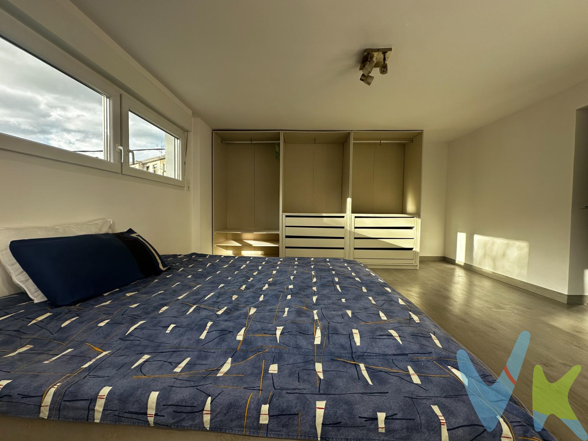 ¿Has oído hablar de las 'Casitas de Blancanieves? es un grupo de varias viviendas unifamiliares situadas detrás de la plaza de toros,  que nos hacen adentrarnos en el cuento por su diseño con cubiertas abovedadas y otros detalles de su arquitectura. . Pues allí, te presentamos una maravillosa y singular vivienda unifamiliar que destaca por su atractiva arquitectura y diseño interior actual, con una distribución pensada para disfrutar de cada espacio. Un hogar perfecto para quienes buscan comodidad, amplitud y la ventaja de vivir a un paso del Hospital de Valdecilla y con posibilidad de ir andando al centro de Santander. ✨ Distribución cómoda y funcional. Planta baja: Dos habitaciones versátiles (dormitorio, despacho o se podrían unir para hacer un dormitorio doble), baño completo (con ducha), cocina independiente, práctica y con un diseño actual,  junto al amplio salón-comedor con grandes ventanales y acceso directo a la parcela. Planta superior: dos dormitorios con buena iluminación natural, baño completo (con bañera) y en media planta adicional un gran dormitorio principal, espacioso y con ventanales en varias orientaciones por las que entra el sol y le aportan una calidez especial. 🚗 Garaje y aparcamiento: La vivienda cuenta con un garaje adosado con capacidad para dos coches, además de espacio adicional para aparcar en la zona delantera de la parcela. Toda la finca está cerrada por muro, aportando privacidad. 🌿 Parcela y entorno: La parcela rodea la vivienda y ofrece un espacio perfecto para disfrutar al aire libre con total tranquilidad. Ubicada en una zona tranquila y muy cercana al Hospital de Valdecilla, esta propiedad ofrece una comunicación excelente, ideal tanto para familias como para profesionales que busquen un entorno bien conectado. ¡NO TE OLVIDES DE VER EL VÍDEO PARA VER LA VIVIENDA COMO UN HOGAR!. 📞 Contacta con Best House San Fernando – Santander y solicita una visita personalizada. 💬 PVP: Gastos de Notaría, Registro e impuestos no incluidos. Operación sujeta a la decisión final del cliente vendedor. 