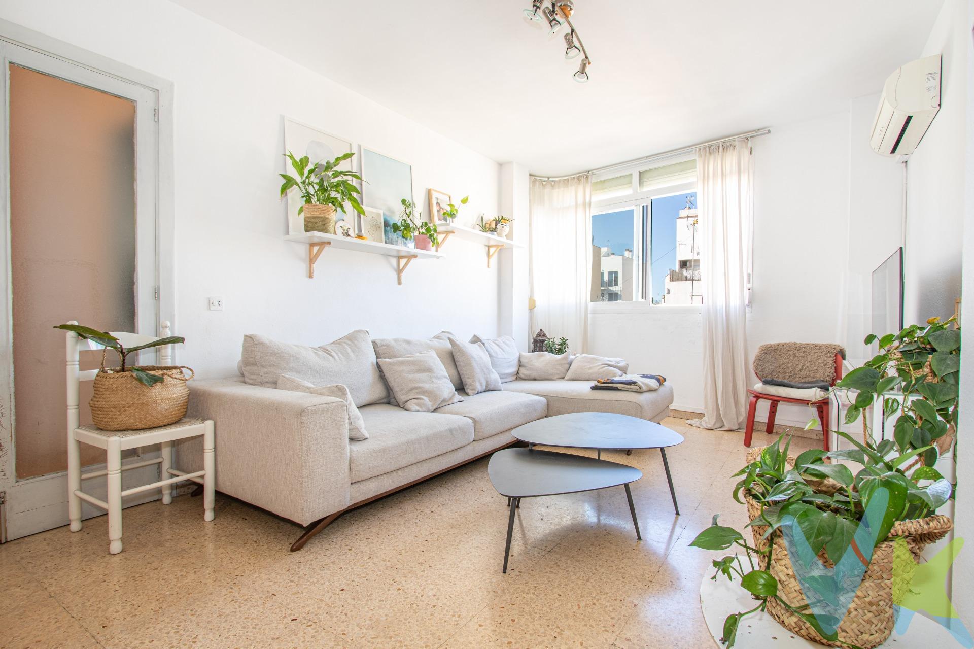 . Si estáis buscando vuestra primera vivienda en una de las zonas más demandadas y familiares de Palma, esta es una oportunidad que no podéis dejar pasar. Situado en el corazón de Son Cotoner, este segundo piso en una finca sólida de 1982 (sin ascensor) ofrece el equilibrio perfecto entre metros cuadrados, ubicación y precio. Distribución y Confort. La vivienda destaca por una distribución pensada para el día a día familiar:. Zona de descanso: Dispone de 3 habitaciones espaciosas y 2 baños completos. Corazón del hogar: Un salón acogedor y una cocina equipada que cuenta con una práctica coladuría, ideal para organizar la colada y el almacenaje extra que toda familia necesita. Climatización: Equipado con aire acondicionado por split en el salón y en la habitación principal, garantizando el confort térmico desde el primer día. Aislamiento: La carpintería exterior ha sido actualizada con aluminio y cristal Climalit, lo que asegura silencio y eficiencia energética. Calidad de vida y Entorno. Lo que realmente hace especial a esta propiedad es su ubicación estratégica. A tan solo unos pasos, podréis disfrutar de los pulmones verdes de la ciudad: el Parc de Sa Riera y el paseo de Joan Dameto, espacios ideales para el deporte, el juego de los niños o relajantes paseos al atardecer. La zona cuenta con una conexión excelente con el centro de Palma, acceso rápido a la Vía de Cintura y todos los servicios (colegios, supermercados y centros de salud) a pie de calle. Una oportunidad para personalizar. Aunque la vivienda mantiene sus instalaciones de agua y electricidad, así como los baños, de origen, se encuentra en un estado que permite entrar a vivir mientras planeáis cómo convertirla en la casa de vuestros sueños. Además, para solventar cualquier preocupación por el estacionamiento, existe la posibilidad de traspasar el alquiler de una plaza de parking en la zona. ¡No perdáis la oportunidad de venir a verlo y descubrir por qué este es el lugar donde vuestra familia puede empezar a crecer!. El precio de venta indicado no incluye el Impuesto de Transmisiones Patrimoniales (ITP), que será orientativamente del 8 %, ni los gastos notariales y registrales, estimados orientativamente en un 2 % del valor de la compraventa, los cuales deberán ser abonados por la parte compradora al firmar la correspondiente escritura pública. El importe de los impuestos se calcula sobre el precio final que conste en la escritura pública y puede variar en función de la normativa aplicable, así como de las subvenciones, ayudas, edad y demás circunstancias personales del contribuyente. Los honorarios de la agencia inmobiliaria serán asumidos íntegramente por la parte vendedora, no suponiendo coste alguno para la parte compradora. Inmobiliaria Inscrita en el Registre Oficial de Agents Immobiliaris de les Illes Balears con el NÚMERO REGISTRO: GOIBE747077/2024