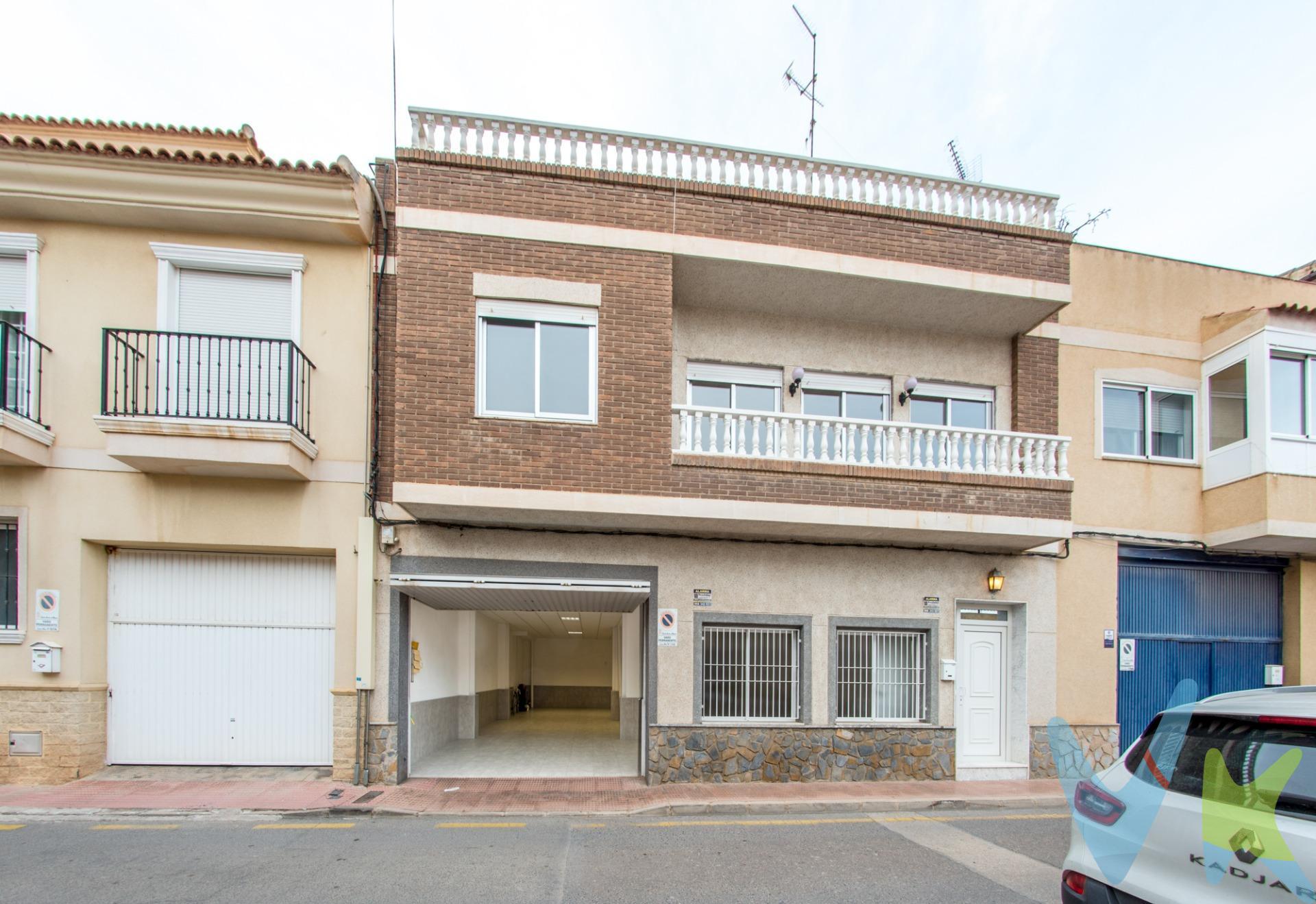 Crea el hogar que siempre has soñado en esta gran vivienda unifamiliar en Cabezo de Torres. Si buscas una casa situada en un entorno tranquilo, bien comunicada, consolidada, amplia, con muchas posibilidades, y 294 metros construidos, la acabas de encontrar. Se encuentra ubicada en cabezo de Torres, frente al CEIP nuestra Señora de las Lágrimas. Cuenta en planta baja con amplio garaje para 4 coches, un aseo, cuarto de almacenaje y acceso a la vivienda. En planta primera su escalera nos conduce a 4 dormitorios, dos baños completos, amplio salón, cocina más despensa y añade patio para lavadero. Y en planta alta dispone de una amplia Terraza/Solárium de 40 metros con una diáfana buhardilla. Su luminosidad y grandes posibilidades la convierten en una compra más que atractiva. No te lo pienses, pues será un acierto. Para terminar, te queremos comentar algo: ¡Descubre una aventura inmobiliaria que combina calidad, pasión y profesionalidad! La confianza que los propietarios han depositado en nosotros es un testimonio de nuestro compromiso en brindarte un servicio excepcional. Aquí viene el detalle especial: al contactarnos directamente, evitarás molestarlos, nosotros seremos tus intermediarios y te proporcionaremos toda la asistencia necesaria. Estamos aquí para facilitarte la documentación e información que requieras, y te prometemos un trato cálido y sin complicaciones. Te informaremos detalladamente de todos los aspectos, incluyendo gastos de la compra y honorarios de agencia que no están incluidos en el precio, para garantizar tu comodidad y tranquilidad durante todo el proceso. Esa es nuestra esencia, proporcionarte #Calma: “Estado ideal de tranquilidad que tendrás al comprar tu casa con nosotros”. Queremos que sepas que tanto la descripción del inmueble como las imágenes que ves son valiosas referencias informativas, en ningún caso tienen carácter contractual. Asimismo, el precio ha sido designado por la propiedad por lo que podría sufrir variaciones y no sería vinculante hasta que se formalice en contrato de compraventa. * ¡Oye, agente inmobiliario! Si estás leyendo este texto y te gusta, te desafiamos a ser creativo y sorprendernos con una adaptación original. ¡Nada de copiar y pegar, queremos ver tu ingenio en acción! Así que prepárate para darle un toque único y cautivador a estas palabras. Estamos ansiosos por ver cómo le das vida a este mensaje con tu propia magia inmobiliaria. ¡Adelante, demuéstranos de qué eres capaz!