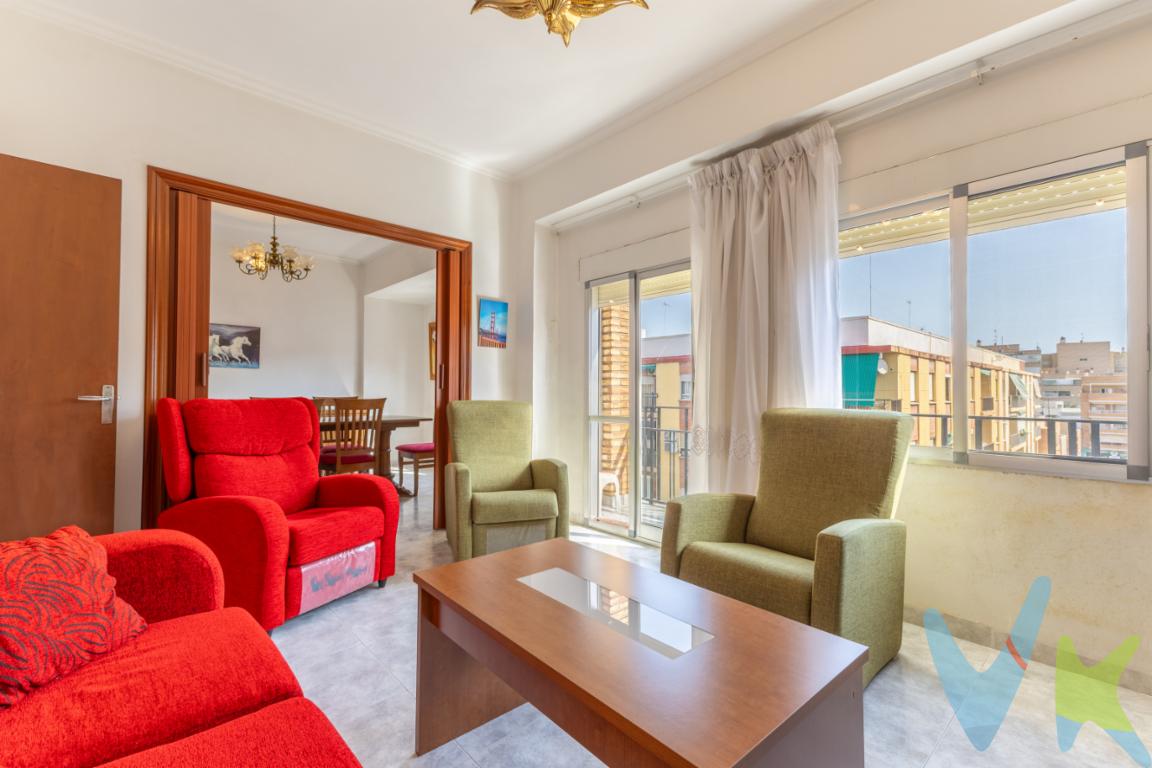 Si buscas amplitud, luminosidad y una ubicación privilegiada, esta vivienda es una excelente oportunidad.Situado en la Avenida Camp de Morvedre, una de las principales avenidas de Puerto de Sagunto, este magnífico piso destaca por sus generosas dimensiones y la luminosidad de todas sus estancias.La vivienda dispone de cuatro amplios dormitorios, todos ellos con abundante luz natural, ideales para familias numerosas, quienes teletrabajan o necesitan espacios versátiles. Además, cuenta con un baño completo y un aseo, ofreciendo mayor comodidad para el día a día.La cocina, también muy espaciosa y luminosa, proporciona un entorno funcional y agradable, con espacio suficiente para disfrutar de las comidas en familia.Ubicado en una de las mejores zonas de Puerto de Sagunto, tendrás a tu alcance todo tipo de servicios: comercios, supermercados, centros educativos, transporte público, zonas de ocio y todos los servicios necesarios para una vida cómoda, con excelentes conexiones.Una vivienda con un gran potencial, perfecta para quienes valoran el espacio, la luz natural y una ubicación estratégica.¡No dejes pasar esta oportunidad y solicita más información o una visita sin compromiso!