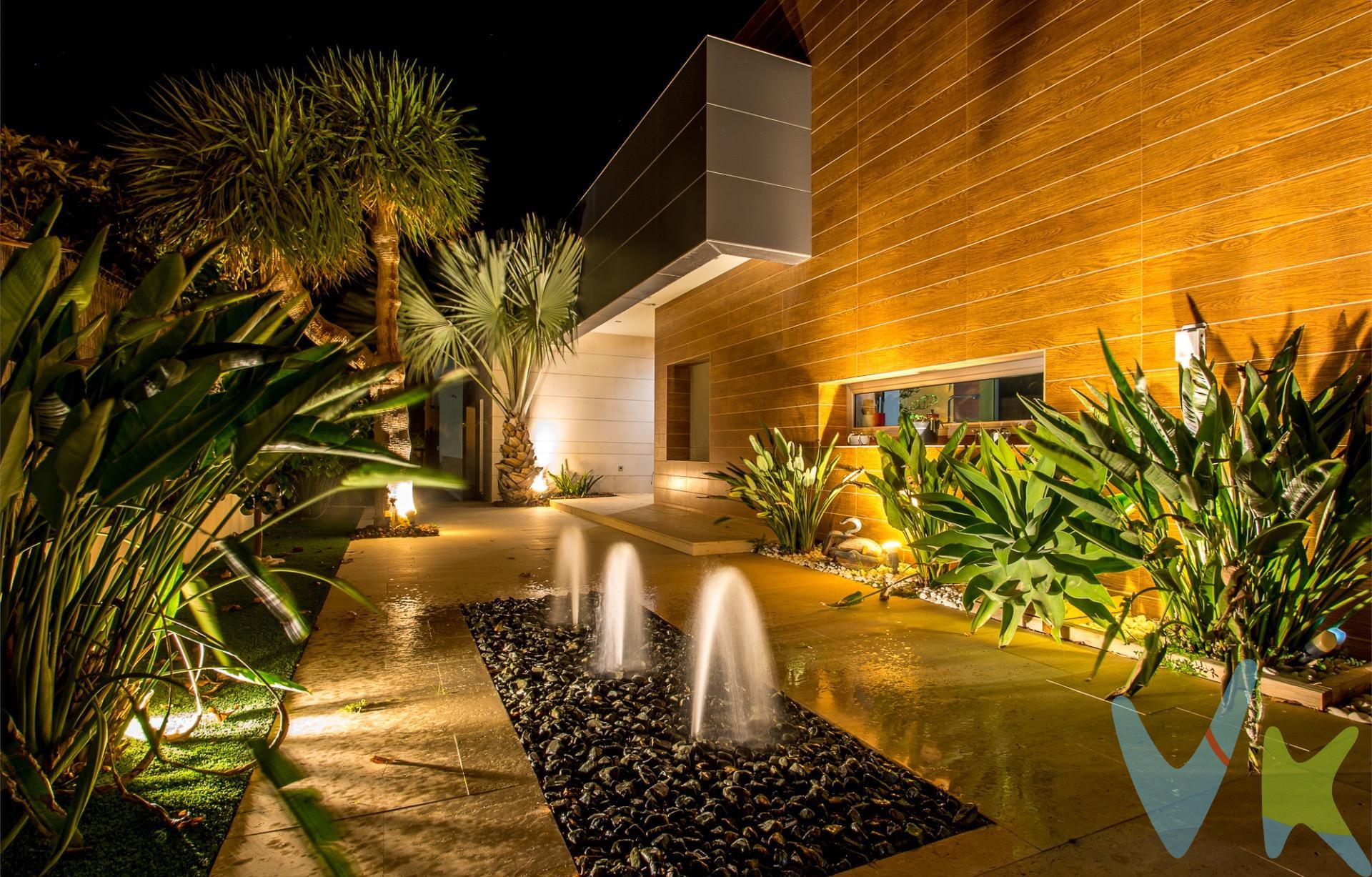 Crea el hogar que siempre has soñado y siente cómo la luz inunda cada rincón, gracias a dos patios interiores que llenan tu día de naturaleza y claridad. Este impresionante chalet, ubicado en una parcela que da a dos calles de 1200 m², es más que un refugio: es un espacio diseñado para vivir cada momento con comodidad y estilo. En planta baja, encontramos dos zonas diferenciadas: . - Zona de día, con salón de doble altura y una cocina con isla y zona de comedor, ambos con acceso directo al porche donde la piscina de cloración salina, el jacuzzi y la cascada esperan para ser el centro de tus encuentros y celebraciones. - Zona de noche,  aquí, cada detalle suma, los cuatro dormitorios, todos con baño y vestidor, garantizan privacidad y confort, mientras que el estudio aporta ese espacio extra para teletrabajo o tu proyecto personal. Los patios interiores no solo iluminan, sino que convierten las zonas comunes en oasis verdes, creando un ambiente relajante y exclusivo. El garaje con dos puertas en planta subraya la funcionalidad; puedes acceder cómodamente desde ambos lados de la parcela. El sótano sorprende con un patio inglés, un gran salón para reuniones familiares y un baño adicional: el rincón perfecto para fiestas privadas o para que los más jóvenes disfruten con total independencia.  Toda la casa cuenta con suelo radiante, lo que convierte cada estación en una experiencia de máximo confort. La fachada y los interiores se han revestido con materiales de alta gama (ICO), combinando belleza y durabilidad. No solo es espectacular por fuera; es eficiente por dentro: placas solares para ACS, domótica avanzada y zonas ajardinadas diseñadas para minimizar costes de mantenimiento, para que disfrutar del jardín no implique trabajo, sino puro placer. Este chalet es la elección de quienes buscan privacidad, estilo y tecnología, en una de las urbanizaciones más seguras y prestigiosas de Molina de Segura. Aquí cada día, cada rincón y cada momento tienen su propio encanto. ¿Quieres descubrirlo en persona? Tu próximo capítulo comienza en La Alcayna.