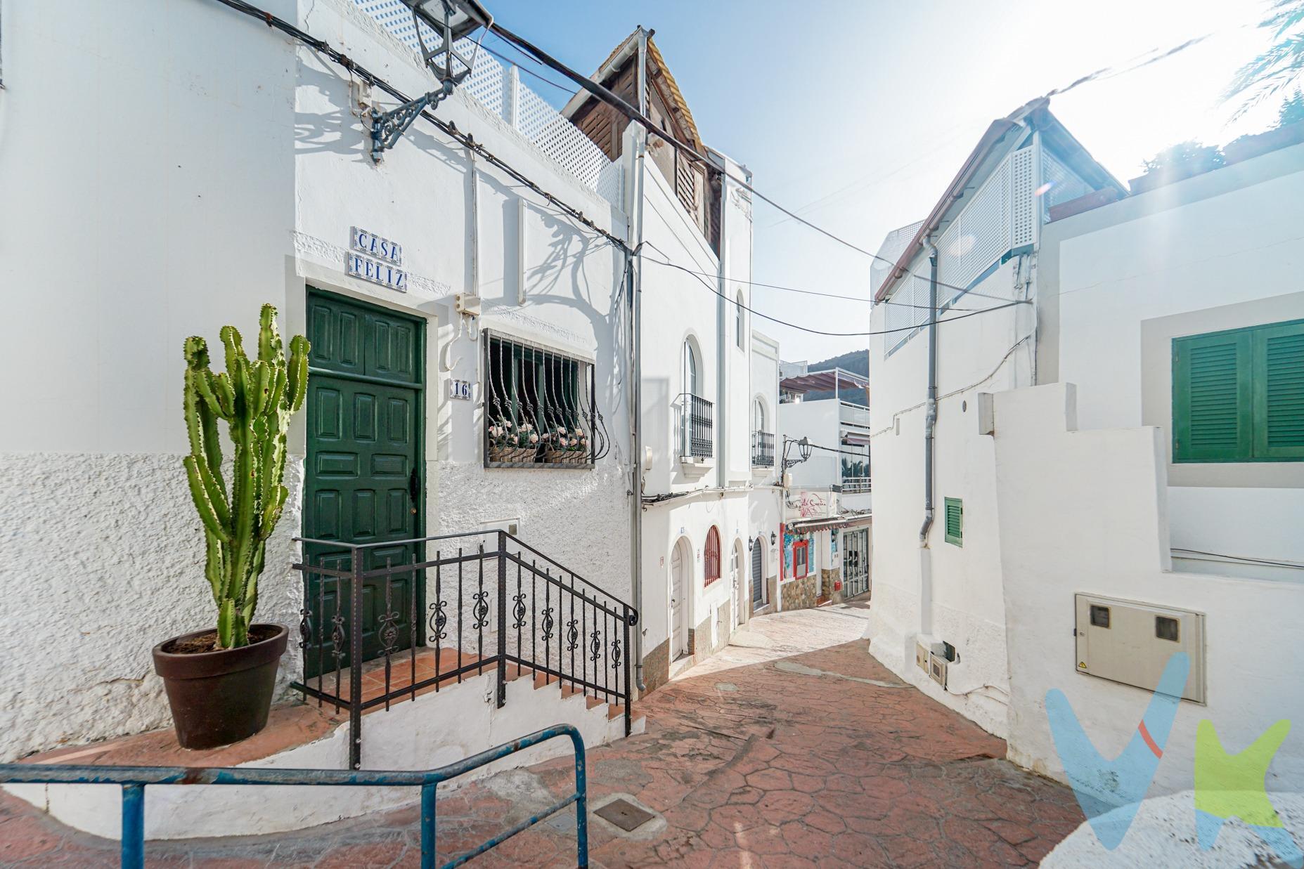 Ubicada en la baja de la calle La Corriente, sin necesidad de subir la cuesta, esta hermosa casa en el casco antiguo de Mogán ofrece la combinación perfecta de tradición y modernidad. Totalmente restaurada, mantiene el encanto típico de las casas antiguas de la zona, complementado con un diseño moderno y colorido. La propiedad cuenta con dos amplios dormitorios dobles y aire acondicionado en todas las habitaciones, salón y cocina, garantizando confort en cada estancia. El interior da paso a un acogedor patio, donde una escalera conduce a la amplia azotea. Este espacio exterior, perfecto para tomar el sol y disfrutar de la tranquilidad, es un auténtico privilegio. Características principales:. Casa totalmente equipada y amueblada, lista para entrar a vivir. Restauración completa que conserva el estilo tradicional de Mogán con comodidades modernas. Ubicación excepcional, a pasos de la playa y del muelle deportivo, rodeada de restaurantes y tiendas. Ideal tanto como vivienda permanente o inversión, gracias a su excelente localización y encanto único. Superficie: interior de 86 m² + azotea de aproximadamente 70 m². Si buscas una propiedad en un entorno pintoresco y emblemático, esta casa es ideal para vivir y disfrutar del auténtico encanto del Puerto de Mogán o para aprovechar su atractivo como inversión. ###Distribución. La vivienda en su interior se compone de una planta de 89 metros de extensión. La planta tiene una cocina independiente, un baño, dos dormitorios dobles y un patio interior con acceso a la azotea. ###Aviso legal. El plano publicado debe ser considerado como croquis orientativo, no como reflejo exacto de la realidad física del inmueble, pudiendo existir inexactitud en el trazado del plano y en las medidas. Precio no incluye impuestos y gastos de la compraventa. Los más importantes son: Impuesto de Transmisiones Patrimoniales (6,5%), así como los honorarios de Notario, Registro de la Propiedad y gestoría. Generalmente debemos calcular aquí un 8-10% del precio, aunque le entregaremos una estimación detallada para cada propiedad concreta por la que Vd. se interese.