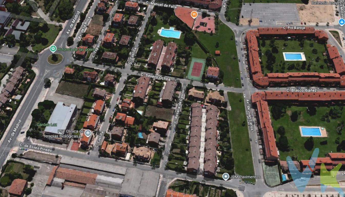 Gran Oportunidad, unifamiliar de lujo en la zona de Avenida de Madrid . Ascensor. Precio muy inferior a su coste. Materiales y construcción de calidad.4 dormitorios, 5 baños y aseo, amplio salón, 2 cocinas , amplio porche , zona exterior tipo merendero, barbacoa, garaje, estanque exterior.4 plantas. Planta con jacuzzi, sauna, vestuario , gimnasio, sala de masajes y piscina climatizada.  Sala muy amplia diáfana para usos múltiples. Planta de bodega con cocina industrial, chimeneas, asador y calado. Planta con salón, cocina, porche, baño.Planta con dos dormitorios y 2 baños.Planta Ático  con dos dormitorios y 2 baños.Garaje para dos plazas.Alarma e hilo musical.Carpintería exterior PVC.Dispone de Ascensor. Calefacción de gas individual sectorizada por plantas.  Aire acondicionado.6 Armarios empotrados. Suelos de mármol travertino, parquet en zona de habitaciones y gres en baños y bodega. Persianas automatizadas. Carpintería exterior de aluminio e interior de madera lacada en blanco. Piscina y zona comunitaria con pista de tenis. Completamente exterior.  Todas las orientaciones. Próximo a zona comercial y colegio.