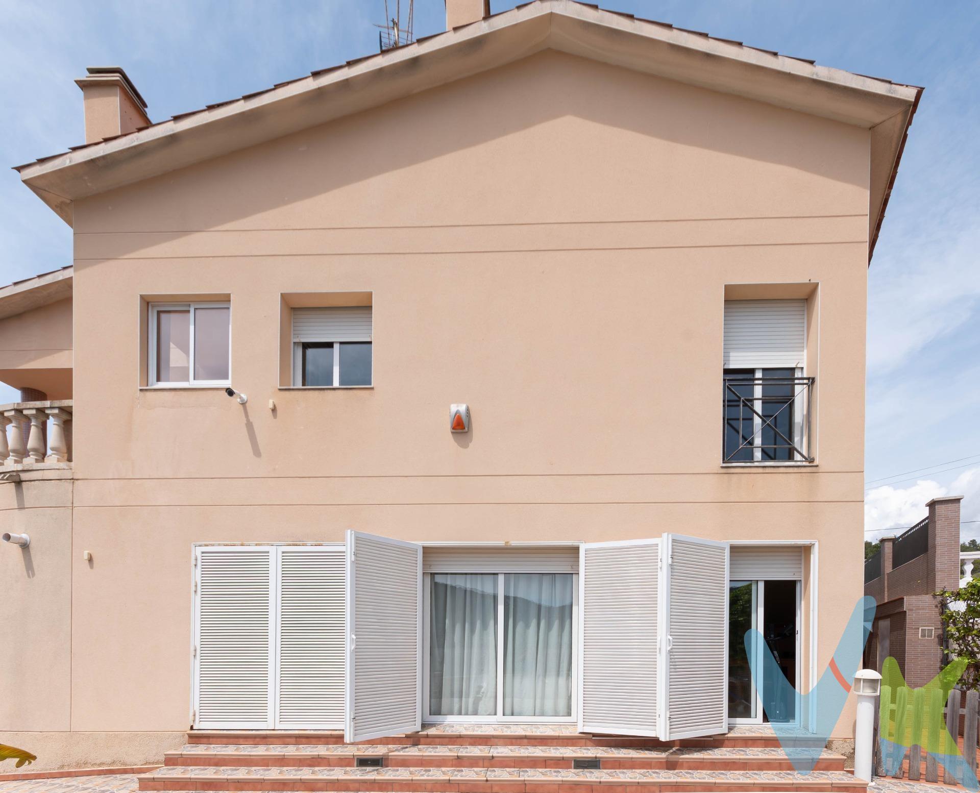 Vive la magia del Mediterráneo en esta espectacular casa independiente con vistas al mar y a la montaña, ubicada en la exclusiva y tranquila urbanización de Quintmar, a un paso de todos los servicios esenciales. Son 218 m² distribuidos en dos plantas, esta propiedad destaca por su excelente orientación y amplios ventanales, la luz natural crea un ambiente cálido y acogedor durante todo el día. Desde el encantador porche de entrada accedemos a la planta baja, donde nos recibe un amplio y luminoso vestíbulo. En esta misma planta se encuentran dos espaciosas habitaciones dobles, ambas con acceso directo a una gran terraza soleada, así como un baño completo que da servicio a esta zona de la vivienda. Para acceder a la planta superior, atravesamos una estancia polivalente, perfecta como sala de lectura, despacho o zona de relax. En la primera planta nos recibe una luminosa habitación en suite con baño completo y bañera. También encontramos una cocina independiente con acceso directo a la terraza, y un amplio salón-comedor que se abre a una espectacular terraza con impresionantes vistas panorámicas al mar Mediterráneo. Una encantadora escalera de caracol en la terraza nos lleva a la buhardilla, un espacio versátil que puedes adaptar a tus necesidades: una habitación adicional de invitados, zona de juegos, estudio artístico o una sala de yoga. El exterior es un verdadero oasis: un jardín que rodea toda la casa, con huerto propio, árboles frutales, zona de barbacoa y una impresionante piscina privada a desnivel, perfecta para relajarte y disfrutar del buen clima durante todo el año. Además, en la planta baja se encuentra un estudio con entrada independiente, ubicado en el espacio originalmente destinado a garaje. Este ambiente cuenta con una cocina totalmente equipada, lo que lo convierte en una opción ideal como apartamento para invitados, alojamiento ocasional o zona de trabajo independiente. Extras y acabados: gran luminosidad, excelente orientación, armarios empotrados, suelos porcelánicos, ventanas de aluminio, calefacción de gas natural y aparcamiento en la entrada. Esta vivienda ofrece paz, privacidad, sol todo el día y un entorno natural incomparable, sin renunciar a la cercanía de colegios, supermercados, transporte y accesos rápidos a Sitges y Barcelona. ¡No dejes escapar esta oportunidad única! Para más información o para concertar una visita, no dudes en contactar. ¡Estaremos encantados de atenderte!. El precio no incluye impuestos (ITP, IVA y AJD), ni gastos de notario ni registro. El precio no incluye el mobiliario y enseres que aparecen en las fotos. REF. 11328CA