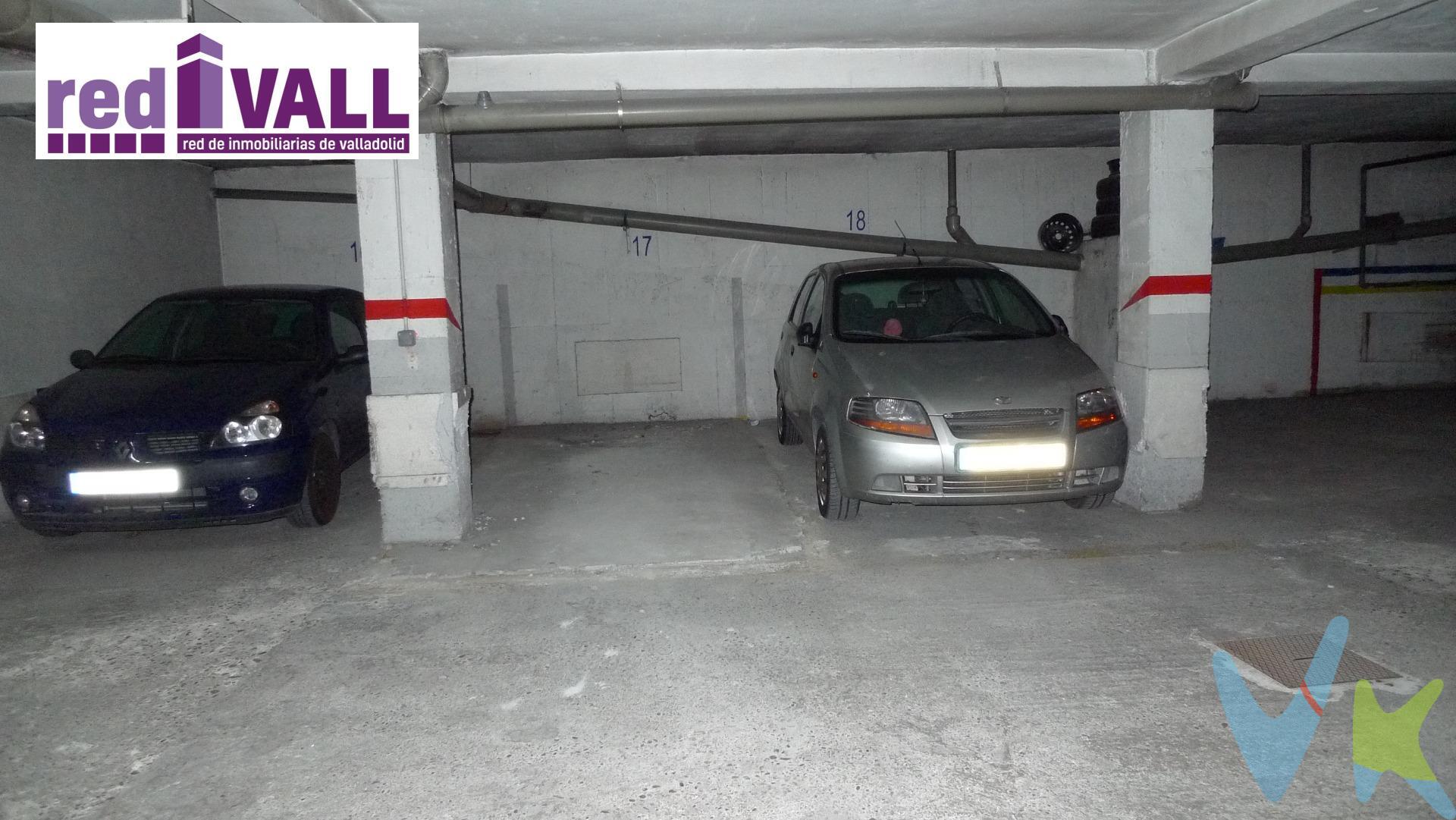 Se vende plaza de garaje en las Delicias, en la Calle Canarias, junto al Paseo Farnesio. Primer sótano, rampa de fácil acceso. Puerta automática con mando. Plaza de garaje para coche pequeño. ¡¡¡ Sólo 8.300€!!!. 