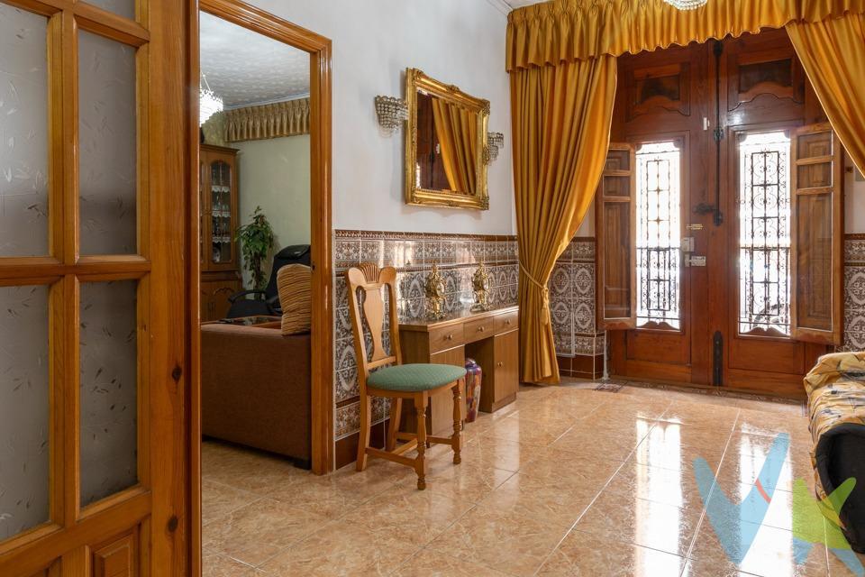 Se vende finca excepcional en Torrent, perfecta para aquellos que buscan  una inversión rentable, con una ubicación inmejorable en el casco antiguo, se trata de una gran casa de pueblo esquinera con garaje, patio y terraza superior. Entre sus múltiples virtudes podemos destacar, dos plantas que ofrecen un amplio espacio y múltiples posibilidades en la planta superior. Planta baja, con acceso independiente desde la calle a cota cero, plaza de garaje y vado disponible. Por lo que a pie de calle encontrará una vivienda lista para entrar a vivir, con un luminoso salón comedor y sala de estar, además de 3 dormitorios y 2 baños, que también cuenta con habitación de plancha y un bonito patio, desde donde se accede a la cocina independiente. La primera planta, tiene puerta independiente desde la calle sin entrar a la planta de abajo y por sus escaleras se accede a 2 pisos para reformar.   Uno de ellos ofrece un amplio salón comedor con balcón, tres habitaciones y el proyecto para la cocina y el baño, permitiendo diseñar el espacio a su gusto.     Y el otro piso, también para reformar, se distribuye en un salón con balcón, tres habitaciones, un baño y el proyecto para la cocina. Ambos pisos tienen acceso a una gran Terraza superior, lo que brinda la posibilidad de disfrutar al aire libre de un espacio multifuncional. Propiedad para realizar un gran proyecto, ya sean dos viviendas una por planta, o una sola vivienda de enorme dimensiones, o varias viviendas para alquilar y obtener gran rentabilidad. La ubicación es inmejorable, ya que se encuentra cerca de todos los comercios, transporte público, la universidad Católica, etc. Esta finca es una verdadera joya con múltiples oportunidades de inversión. No pierda la ocasión de vivir en un entorno único y con todas las comodidades a su alcance. ¡Contacte con nosotros para más información y concertar una visita! Nuestro equipo de asesores inmobiliarios estará encantado de atenderle y ayudarle en todo el proceso. Por mandato expreso del propietario, comercializamos este inmueble EN EXCLUSIVA, lo que le garantiza un servicio de calidad, un trato fácil, sencillo y sin interferencias de terceros. Por este motivo, se ruega no molestar al propietario, a los ocupantes de la propiedad, a los vecinos. Muchas gracias por su comprensión. .  El precio NO incluye los gastos de notaría, ni impuestos, ni gastos de registro de la propiedad, ni gastos de gestoría, ni honorarios de la inmobiliaria, ni cualquier otro gasto que no este especificado.  .  Los datos e información contenida en este anuncio es meramente informativa, por lo que no tiene carácter contractual, pudiendo contener errores, reservándose la inmobiliaria a poder modificarla en cualquier momento. Para saber más sobre el mismo no dude en ponerse en contacto con nosotros.