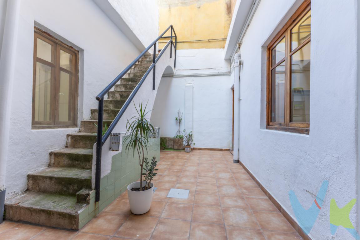 Presentamos esta preciosa planta baja totalmente reformada, ubicada en una de las zonas más emblemáticas de Puerto de Sagunto. Una vivienda que ha sabido recuperar su esencia original, respetando los elementos arquitectónicos más característicos, como las puertas y ventanas de origen, cuidadosamente restauradas para conservar el alma de la casa sin renunciar al confort actual.La propiedad cuenta con tres amplios dormitorios, salón con muebles de apertura total, cocina funcional y luminosa equipada con muebles de cierre lento y de apertura standard, y un encantador patio central de casi 20 m², ideal para disfrutar del aire libre en un espacio íntimo y acogedor.Además, la vivienda dispone de la canalización completa de las salidas de agua sanitarias ya realizada (fosa séptica), lo que facilita una instalación funcional y preparada para el uso inmediato.Cada rincón ha sido diseñado con mimo y atención al detalle, ofreciendo una combinación perfecta entre tradición y modernidad.Una oportunidad única para quienes buscan vivir con autenticidad en una vivienda con carácter, situada en pleno centro y cerca de todos los servicios.*Por mandato expreso del propietario, comercializamos este inmueble en exclusiva, lo que le garantiza el acceso a toda la información,   a un servicio de calidad con el sello de Inmueble certificado que asegura tranquilidad a los compradores.*El precio indicado no incluye gastos ni otros conceptos. Al precio habrá que añadirle los gastos propios de la transmisión inmobiliaria,   como: honorarios notariales, impuesto al que se encuentre sujeta la transmisión (Impuesto sobre el Valor Añadido o Impuesto sobre Transmisiones Patrimoniales y Actos Jurídicos Documentados, según el caso),   gastos de inscripción en el Registro de la Propiedad y honorarios de intermediación de la agencia inmobiliaria.   *el inmueble se vende sin amueblar, sin electrodomésticos, enser o elemento decorativo.