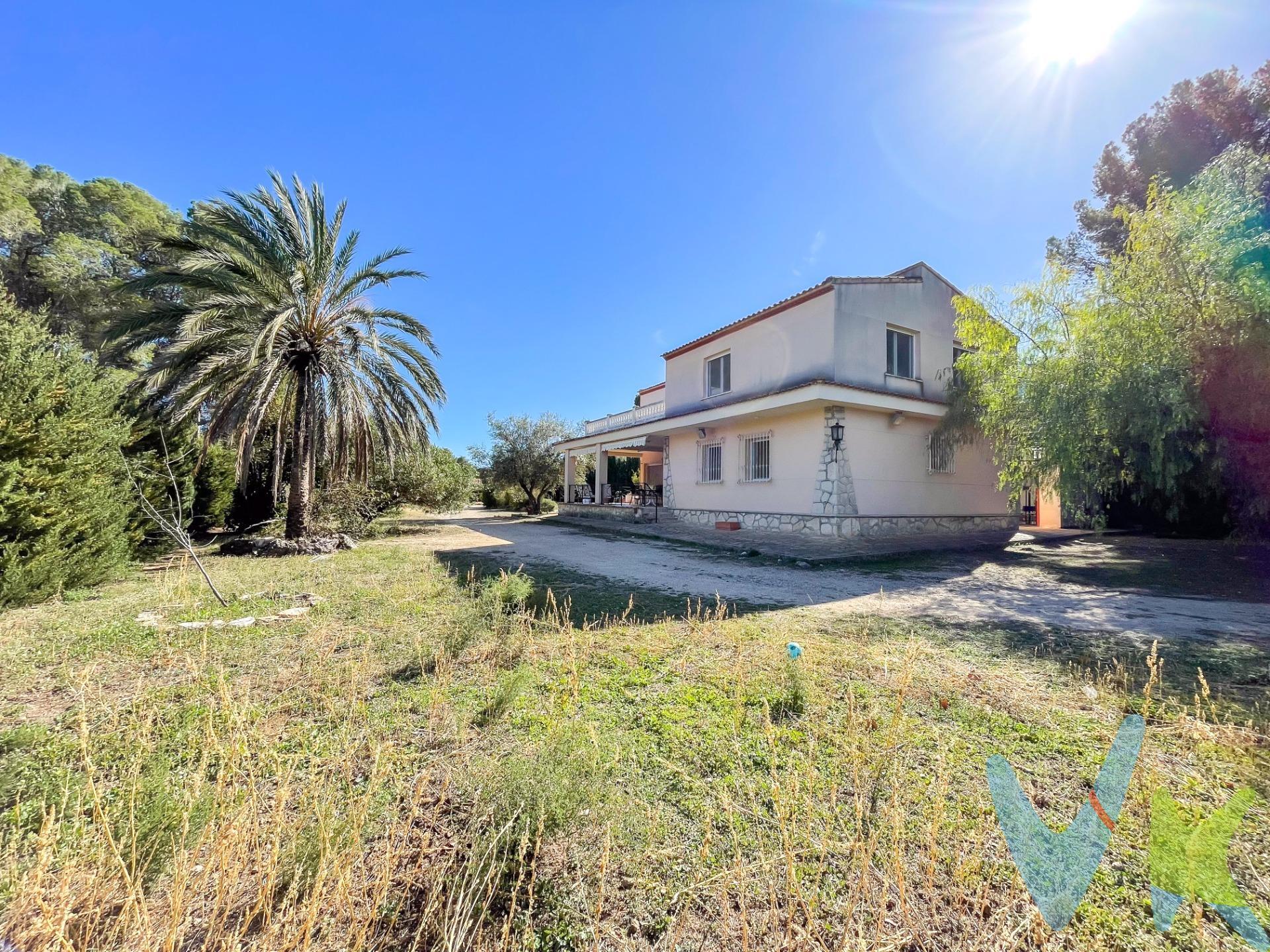 OPORTUNIDAD ÚNICA: Sumérgete en un estilo de vida sin igual durante todas las estaciones del año en este excepcional chalet con piscina, listo para habitar. En la planta baja, descubrirás 4 acogedoras habitaciones con amplios armarios empotrados, 2 baños impecables, un acogedor salón comedor con chimenea perfecta para los días fríos del invierno, y una cocina completamente equipada. Al ascender por la elegante escalera, te recibirá una espléndida terraza orientada al este, que se conecta con la habitación principal. Esta habitación principal no solo cuenta con un amplio vestidor, sino también con un lujoso baño en suite, equipado con jacuzzi y ducha con entrada de luz natural. La otra parte de la escalera te llevará a dos amplias habitaciones y un baño con una espaciosa ducha. En el exterior, podrás disfrutar de la piscina, ideal para los días cálidos del verano, con un proyecto de restauración planificado. Además, encontrarás una caseta construida a modo de almacén, un aparcamiento de hormigón con capacidad para 4 a 5 coches y una barbacoa, creando el entorno perfecto para compartir momentos inolvidables con amigos y familiares en este fabuloso chalet. No pierdas la oportunidad de visitarlo; estaremos encantados de atenderte y mostrarte cada detalle de esta joya inmobiliaria. La descripción del presente inmueble e imágenes tienen mero carácter informativo y en ningún caso carácter contractual, pudiendo ser modificados por la inmobiliaria comercializadora sin que ello implique responsabilidad alguna frente a terceros. En el precio de venta a público, esta propiedad NO incluye los gastos de adquisición (Notario, registro, gestión, honorarios, etc…). 