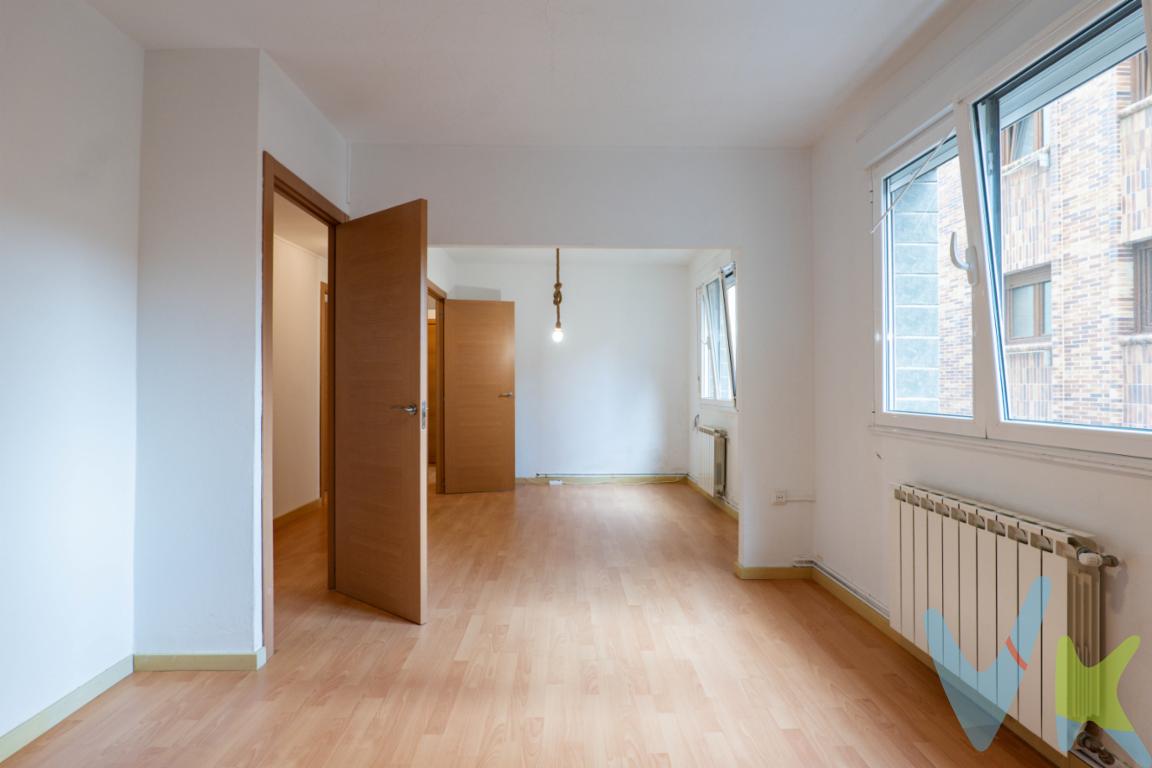 Vivienda en El Coto Bajo lista para entrar a vivir. Situada en una primera planta totalmente exterior, destaca por su excelente orientación este y sur, lo que aporta gran luminosidad durante todo el día.La vivienda dispone de ascensor, suelo de tarima, ventanas de PVC y calefacción individual de gas.La cocina y el baño están reformados. Originalmente contaba con 3 habitaciones y un salón más reducido, aunque actualmente se unieron dos estancias para crear un amplio y confortable salón. Existe la posibilidad de recuperar fácilmente la tercera habitación si se desea.Una opción ideal tanto para vivir como para invertir, en una zona tranquila y bien comunicada.En las últimas fotografías de este anuncio podrás descubrir una propuesta de reforma realizada mediante home staging virtual con inteligencia artificial, que muestra cómo podría transformarse esta vivienda tras una actualización estética.Se informa a los interesados que el precio de venta indicado no comprende los honorarios de la agencia inmobiliaria al comprador, el Impuesto de Transmisiones Patrimoniales (ITP) ni los gastos asociados a la compraventa (notaría, registro de la propiedad y otros) 