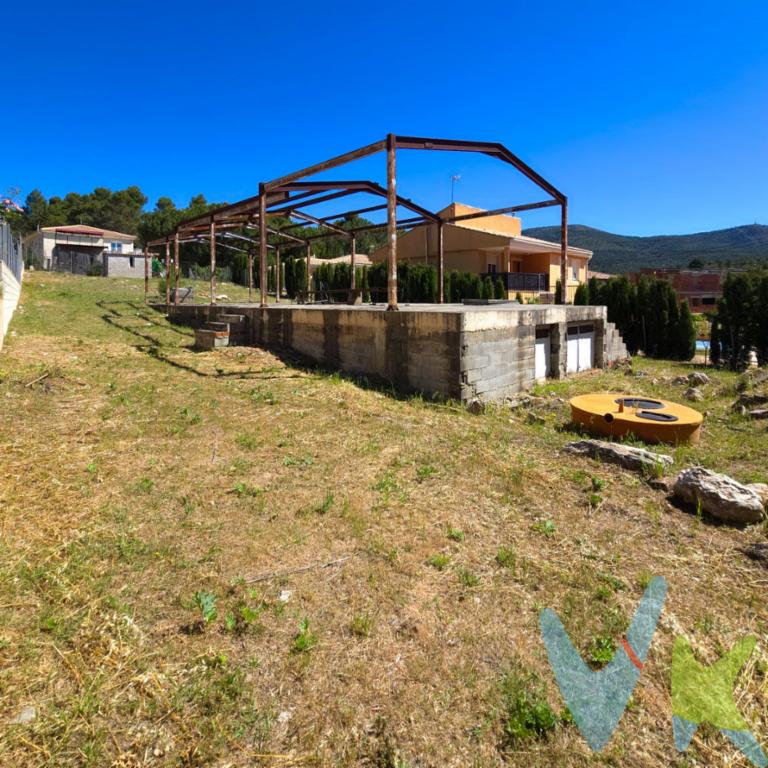 Por eso cada vez más personas buscan salir del ritmo de la ciudad y construir un hogar donde poder teletrabajar, disfrutar en familia y vivir rodeados de naturaleza… sin renunciar a los servicios del día a día. En la Urbanización Casas de Medina de Utiel, este solar urbano situado en Calle Mulatero 216 representa precisamente esa oportunidad. Un lugar donde imaginar una vida más tranquila, con espacio, privacidad y conexión con el entorno, en una urbanización cada vez más valorada por quienes buscan desconectar sin aislarse. La parcela cuenta con proyecto para una vivienda en planta baja de cuatro habitaciones, dos baños, salón comedor y cocina, además de parte de la construcción ya iniciada. Un proyecto pensado para disfrutar de la comodidad del día a día, con espacios amplios, luminosos y funcionales, ideales tanto para la vida familiar como para quienes necesitan combinar hogar y teletrabajo. Aquí, las jornadas terminan rodeadas de naturaleza, las noches vuelven a ser silenciosas y el ritmo cambia por completo. Casas de Medina ofrece ese equilibrio que cada vez cuesta más encontrar: tranquilidad, aire puro y sensación de desconexión, pero con todos los servicios necesarios muy cerca. Y además, Utiel se encuentra a pocos minutos en coche, con supermercados, colegios, centro de salud, estación de tren, comercios y todos los servicios necesarios para el día a día. La estación de Requena-Utiel permite además mantener una cómoda conexión con Valencia, tanto para quienes teletrabajan como para quienes necesitan desplazarse algunos días a la ciudad. Porque a veces no se trata solo de construir una casa. Se trata de construir la vida que realmente quieres vivir.