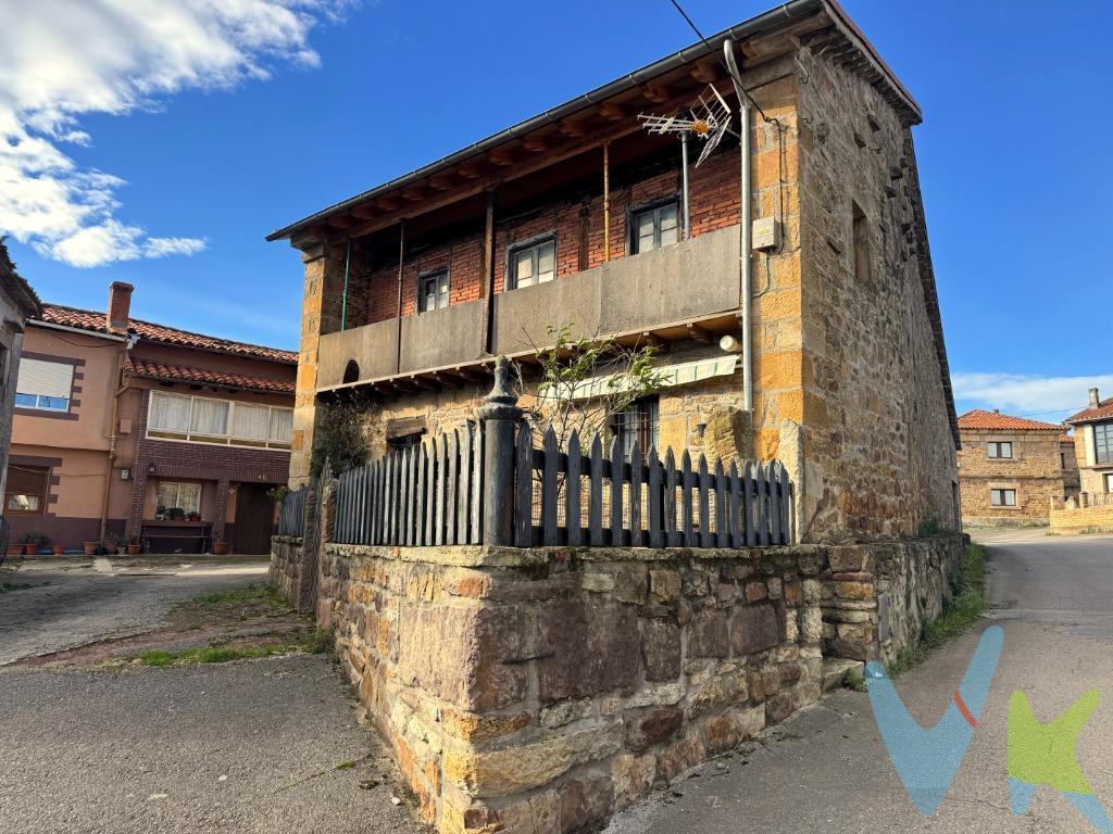Casa Montañesa en Arenas de Iguña - Cantabria. Descubre un refugio único en Bostronizo, uno de los pueblos montañeses mejo conservados de Cantabria. Situado en un entorno natural único, donde el tiempo se detiene y la calma lo envuelve todo. En el alto de Bostronizo, rodeada de montañas y paisajes verdes que invitan a respirar profundo, se encuentra esta vivienda con alma rural, ubicada en un enclave privilegiado a tan solo unos minutos de Arenas de Iguña y Los Corrales de Buelna. Un lugar perfecto para desconectar del ritmo de la vida moderna y reconectar con la tranquilidad, el silencio y la belleza natural de Cantabria. La propiedad combina a la perfección tradición, confort y grandes posibilidades de futuro. Cuenta con una parte recién reformada y lista para entrar a vivir, cuidada al detalle, y otra parte de la vivienda distribuida en dos plantas diáfanas, con el tejado completamente nuevo, ofreciendo un lienzo en blanco ideal para desarrollar cualquier proyecto: ampliación de vivienda, segunda residencia, alojamiento rural o el hogar de tus sueños hecho a medida. En la planta baja, encontramos un apartamento totalmente nuevo, acogedor y funcional:. Salón con chimenea, corazón de la casa, perfecto para disfrutar de las tardes de invierno. Amplio dormitorio, luminoso y confortable. Baño completo de grandes dimensiones, con bañera vista y ducha independiente, pensado para el descanso y el bienestar. Cocina con cocina económica, que aporta ese encanto tradicional tan valorado en las casas rurales. En el exterior, la vivienda sigue enamorando:. Porche delantero con un pequeño jardín, ideal para desayunos al aire libre o momentos de relax. Terreno en la parte trasera, con múltiples posibilidades: huerto, zona de ocio o ampliación. Destacan especialmente sus fachadas de piedra y las vigas de madera vistas, elementos que aportan carácter, calidez y autenticidad, creando una atmósfera acogedora y rural que conquista desde el primer momento. Una propiedad con encanto, versatilidad y ubicación privilegiada, perfecta tanto como vivienda habitual, segunda residencia o inversión con gran potencial. Si sueñas con vivir en paz, rodeado de naturaleza y con infinitas posibilidades, esta casa en Bostronizo es, sin duda, una oportunidad que merece ser descubierta. Gastos de la transacción:. El adquiriente deberá hacerse cargo de la escritura de compraventa y su inscripción en el Registro de la Propiedad. 