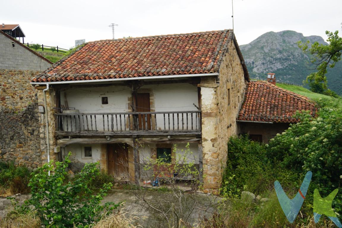 En el idílico pueblo de Cires, municipio de Lamasón, ponemos a la venta una gran casa de piedra pareada para reformar con finca urbana aledaña de 420 mts2. La casa cuenta con dos entradas independientes y patio delantero de 36mts2; consta de dos plantas y bajo cubierta y conserva su distribución original aunque se reformó y se añadió un baño hace unos años. Rodeado de vistas privilegiadas, este magnifico enclave es la oportunidad para adquirir una propiedad donde el relax y la vida lenta son parte del día a día.Un lugar para perderse y disfrutar de la naturaleza en toda su esencia, el sitio perfecto para desconectar y vivir lento y sencillo.Está situado a 12 km de La Hermida, a 16 km de las Cuevas del Soplao, y a 35 minutos de las playas de Pechón y Berellín. Si tu proyecto de vida o inversión se alinea con esa propiedad, llámanos para concertar una visita.