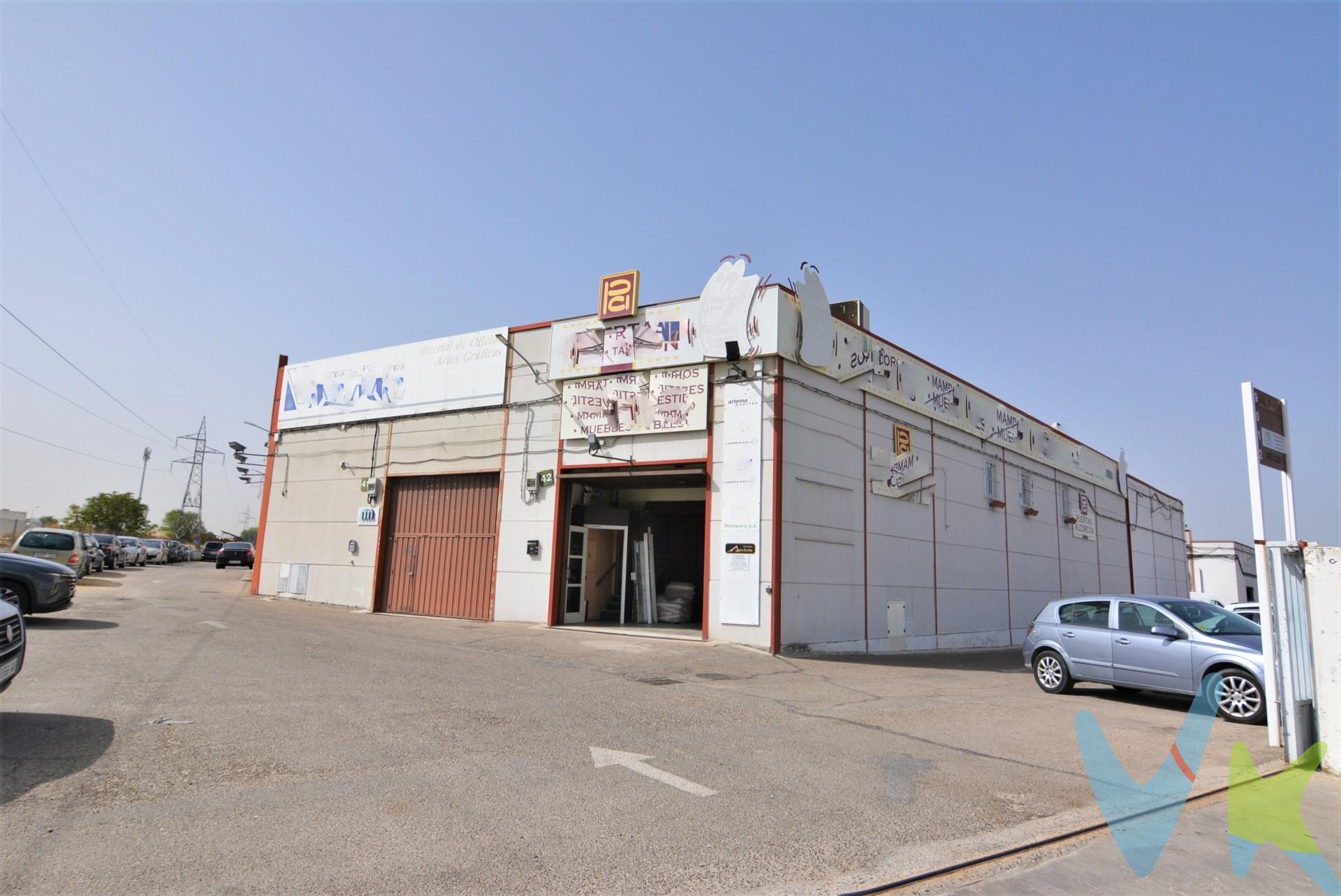 Se vende nave industrial en la Calle Rayo, en el polígono industrial de San José de Valderas II, en el término municipal de Leganés. Muy bien ubicada, cerca de la circunvalación, metro y autobuses. Recinto vigilado con cámaras.

Tiene una superficie construida de 265 m2. La propiedad ha desdoblado toda la planta, por lo que en planta baja cuenta con una superficie útil de 249 m2 y en planta alta dispone de una superficie adicional de 204 m2. La planta alta desdoblada tiene una zona diáfana, oficinas y está climatizada. En la planta baja se encuentra la zona de taller y de vestuarios
 
La nave está actualmente en funcionamiento. Tiene una gran superficie de fachada al exterior, por lo que se pueden abrir huecos donde se necesiten. Ideal para cualquier tipo de negocio.

El comprador tendrá un coste adicional de un 1,5%, IVA no incluido, sobre el precio publicado. Este importe no está incluido en el precio publicado en venta y será facturado al comprador.