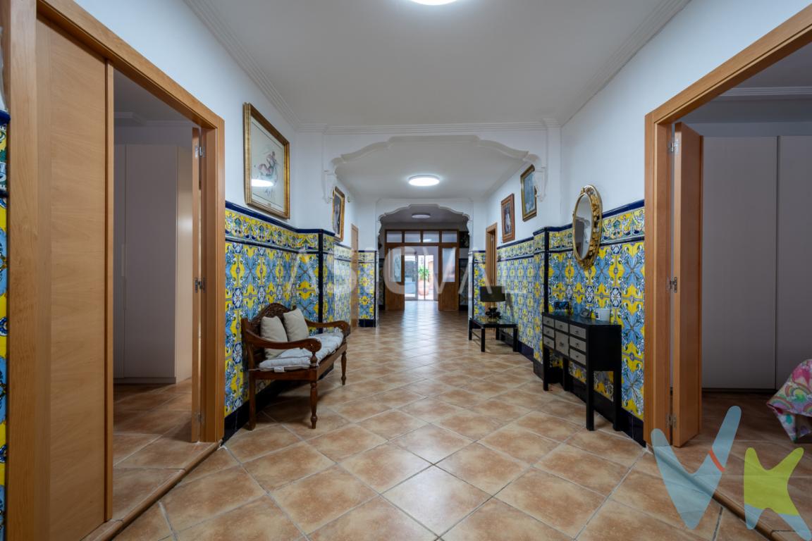 Espectacular CASA INDEPENDIENTE TÍPICA PARA ENTRAR A VIVIR, ubicada en el centro de Aldaia, rodeada de todos los servicios necesarios. DESCRIPCIÓN: 300MTS² CONSTRUIDOSSOLAR DE 245MTS²142MTS² DE VIVIENDA36MTS² ALMACEN I36MTS² ALMACEN II86MTS² ALMACEN III PLANTA BAJA:ESPECTACULAR ENTRADA A VIVIENDA*4 HABITACIONES DOBLES2 BAÑOS COMPLETOS CON DUCHA: UNO  EN HABITACIÓN PRINCIPALCOCINA AMPLIA ABIERTA A COMEDORTERRAZA DE 40MTSZONA AMPLIA DE LAVADERO CON CERRAMIENTOZONA DE PAELLEROPORCHE CUBIERTO 1ERA ALTURA:TERRAZA EN PERFECTO ESTADO2 ZONAS AMPLIAS TECHASDAS Y CERRADAS CON POSIBIIDAD DE HACER HABITACIÓN O ZONA DE TRABAJO/ALMACENAJE CALIDADES DE LA VIVIENDA:ACABADOS DE PRIMERA CALIDADSUELO DE GRESVENTANAS CLIMALITAZULEJO VALENCIANOVENTILADOR DE TECHOSISTEMA ANTI-HUMEDAD EN TODA LA VIVIENDASISTEMA ANTI-TERMITASTECHO ABOVEDADO EN SALON COMEDORTOLDODUCHA EN TERRAZA LA VIVIENDA: CASA INDEPENDIENTE TÍPICA DE PUEBLO, CON UNA EXCELENTE UBICACIÓN EN EL CENTRO DE ALDAIA. CON ACABADOS DE PRIMERA CALIDAD. AMBIENTES AMPLIO Y CÓMODOS. CON TODOS LOS DETALLES Y COMODIDADES. ESPECATULAR TERRAZA, PORCHE Y ZONA DE LAVANDERÍA.     