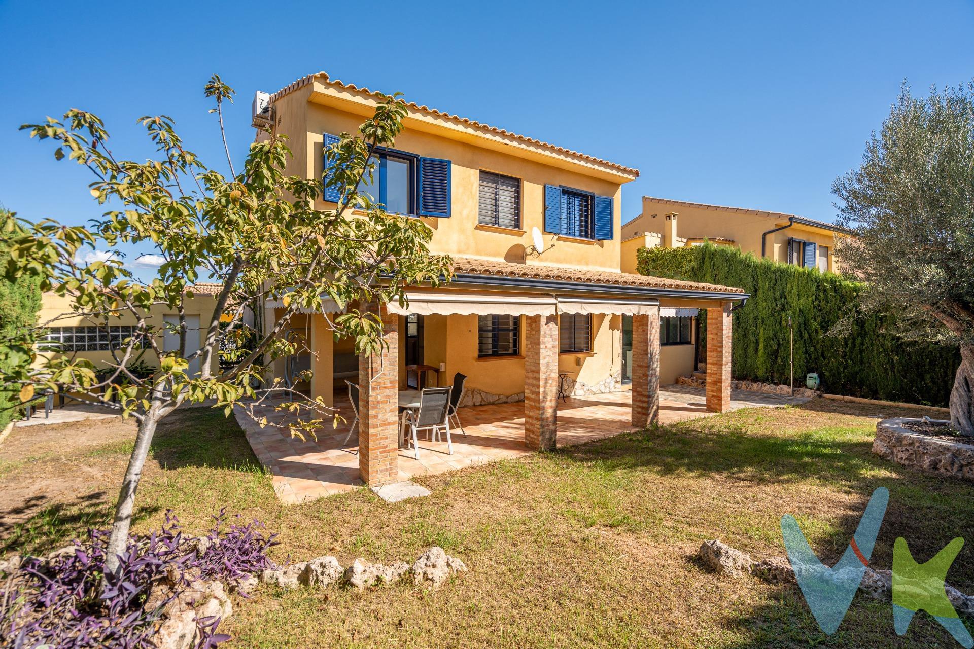 Se vende espectacular chalet reformado en la prestigiosa urbanización Masía de Traver, en Ribarroja del Turia. Con una parcela de 420 m², esta vivienda ofrece el equilibrio perfecto entre comodidad, funcionalidad y calidad de vida, en un entorno seguro y familiar. La casa cuenta con cinco amplias habitaciones, una de ellas ubicada en la planta baja, ideal para invitados o personas con movilidad reducida. Dispone de dos baños completos en la planta superior y un aseo en la planta baja. Todos los espacios han sido reformados con materiales de alta calidad y pensados para disfrutar de una vida cómoda sin necesidad de hacer reformas adicionales. Los armarios empotrados en todas las habitaciones, la cocina moderna y ampliada con acceso directo a la terraza y jardín, y el amplio salón con salida al exterior, hacen de esta casa una oportunidad única para entrar a vivir con solo tus maletas. El jardín, con zona de barbacoa y espacio para disfrutar con familia y amigos, ha sido diseñado para requerir poco mantenimiento, permitiendo aprovechar cada rincón sin grandes esfuerzos. Además, la vivienda cuenta con dos garajes cerrados con puertas automáticas y mucho espacio de almacenaje, lo que suma aún más valor a esta propiedad ya de por sí excepcional. Masía de Traver es una de las mejores urbanizaciones residenciales de Valencia. Ofrece seguridad privada las 24 horas, retén de la policía local, club social, pistas de tenis y pádel, amplias zonas ajardinadas y una gran piscina comunitaria. La ubicación es excelente, a pocos pasos de una parada de autobús en la entrada de la urbanización y a solo 900 metros de la estación de metro. También se encuentra muy cerca de supermercados, colegios y todos los servicios que ofrece Ribarroja, con un rápido acceso a la AP-7 a tan solo 5 kilómetros. Esta es una casa luminosa, reformada, espaciosa y perfectamente acondicionada para empezar a vivir desde el primer día, en una de las zonas residenciales más cotizadas de la provincia. No pierdas la oportunidad de descubrir tu nuevo hogar. Por mandato expreso del propietario, comercializamos este inmueble en exclusiva, lo que le garantiza el acceso a toda la información. Por este motivo, se ruega no molestar al propietario, a los ocupantes de la propiedad o a los vecinos. Muchas gracias por su comprensión. Si usted es agente inmobiliario y tiene un cliente para este inmueble, llámenos: estaremos encantados de colaborar. 