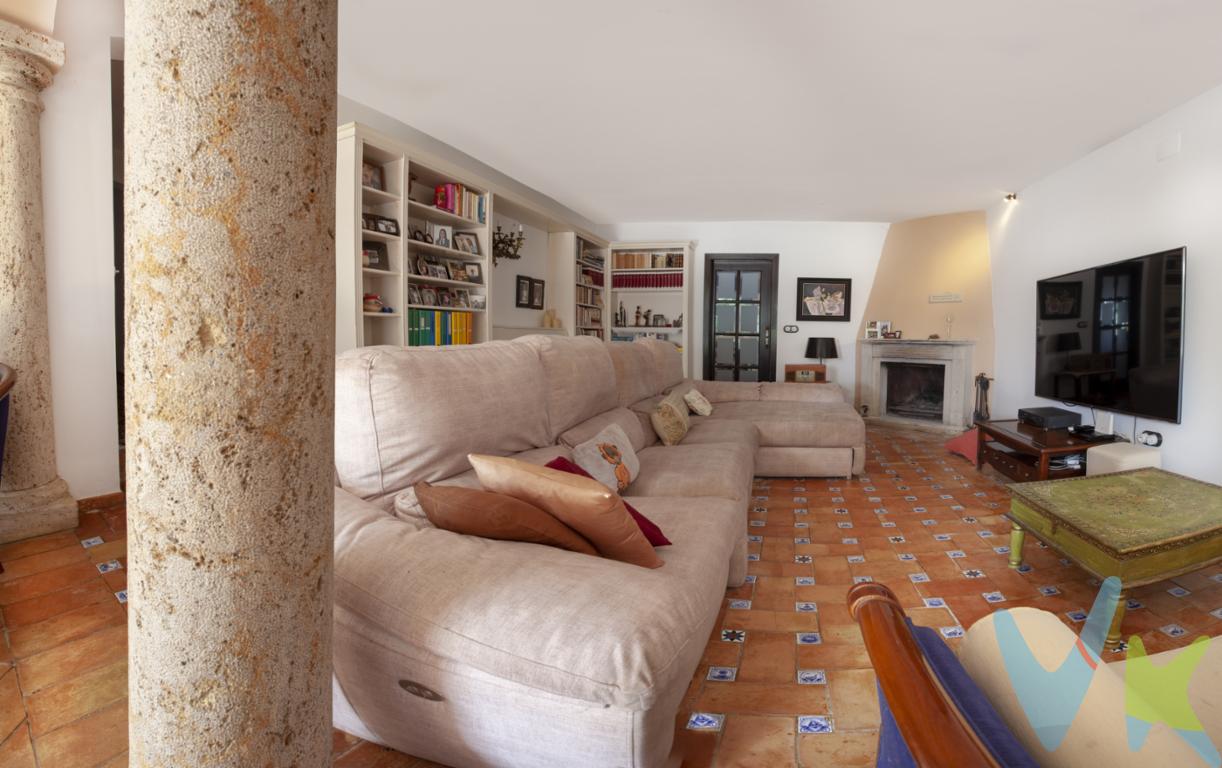 Finca Andaluza en Carmona: Un Paraíso de Tradición y Confort
Descubra esta magnífica finca de 13.390 m² que combina la esencia de la arquitectura andaluza con todas las comodidades modernas. Situada a solo cinco minutos del centro histórico de Carmona, esta propiedad ofrece la intimidad y tranquilidad que busca, sin renunciar a la cercanía de los servicios.
La casa, de una sola planta, ha sido diseñada al estilo tradicional andaluz y cuenta con cinco habitaciones y cuatro cuartos de baño, uno de ellos equipado con sauna. Su conjunto es ideal para disfrutar en familia o con amigos. El salón con chimenea crea un ambiente cálido y acogedor, perfecto para las noches de invierno, mientras que la espaciosa cocina, también con chimenea, se convierte en el corazón del hogar. Además, dispone de un práctico vestidor que añade un toque de lujo y funcionalidad.
En el exterior, la finca es un verdadero oasis. Un gran jardín invita a relajarse junto a su piscina, mientras que el cenador con barbacoa es el lugar ideal para sus reuniones al aire libre. Para los amantes de los caballos, la propiedad incluye una cuadra y un pequeño picadero.
La zona ajardinada no es el único espacio verde, pues la propiedad cuenta con amplias zonas de huerto y olivar.
Pensando en la sostenibilidad y la autonomía, la finca no solo está conectada a la red de agua potable, sino que también cuenta con un pozo y un aljibe propios que garantizan el riego necesario en todo su entorno.
Esta finca es una oportunidad única para vivir en un entorno privilegiado, donde la tradición andaluza se fusiona con el confort y la privacidad.
Informamos a nuestros clientes que el precio de venta no incluye lo siguiente: Honorarios de la agencia inmobiliaria, impuestos (el Impuesto de Transmisiones Patrimoniales, IVA o AJD, en su caso), otros gastos de la compraventa (gastos de registro de la Propiedad, Notaría, gestoría ni de posible financiación). Documento DIA a disposición del consumidor según Decreto 218/2005 Junta de Andalucía.