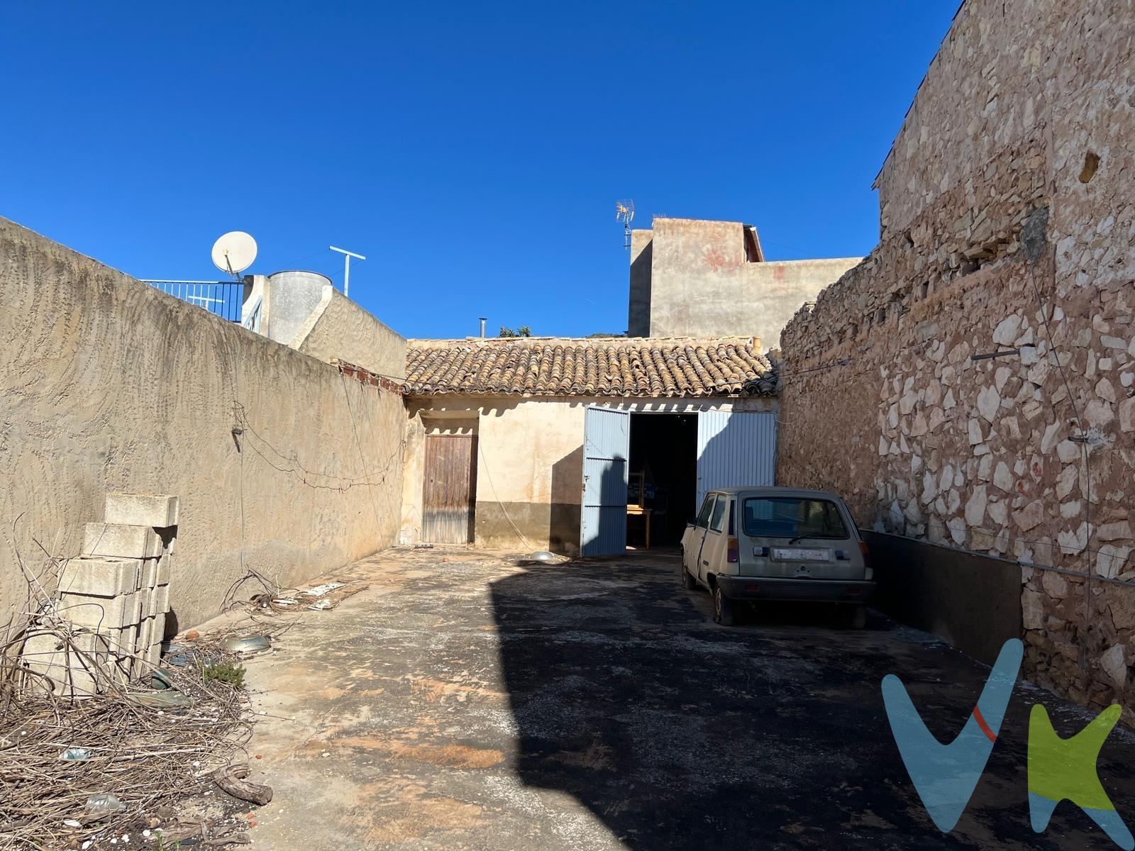 Descubre la oportunidad perfecta para diseñar tu hogar ideal en esta espaciosa casa ubicada en pleno centro de Barinas, con cuatro amplias habitaciones,  en sus 108 metros de vivienda y 432 m2 de parcela,tendrás suficiente espacio tanto para disfrutar momentos familiares como también áreas privadas que se adaptan a tus necesidades personales. La cocina funcional destaca por su acogedora chimenea, un elemento distintivo que añade calidez al ambiente del hogar. Además, contarás con un baño completo y un extenso patio exterior donde podrás crear tu oasis personal o área recreativa familiar. El amplio almacén o garaje  de 100 m2 ofrece acceso directo desde la vivienda, brindando versatilidad según los requerimientos individuales. Viviendo aquí te beneficiarás no solo del confort interior sino también de una ubicación estratégica cerca de servicios esenciales, escuelas y opciones de transporte público.Situada en una zona tranquila pero accesible te permitirá disfrutar plenamente del encanto campestre sin sacrificar las comodidades urbanas.Tenemos todo lo necesario para facilitarte el proceso. Gastos relacionados a la compraventa claramente detallados así como nuestro compromiso firme hacia ti asegurándote tranquilidad durante toda la compra.Por último mencionarles que este inmueble ha sido ofrecido exclusivamente bajo nuestra gestión garantizando calidad excepcional entre comprador-vendedor; estamos listos ayudarles facilitando documentación e información precisa ¡Contáctanos! Tu nuevo comienzo merece ser respaldado profesionalmente.