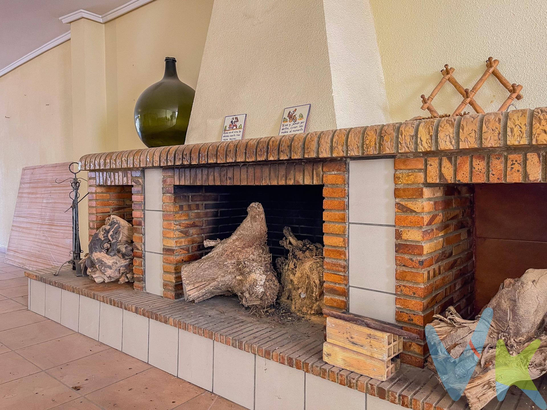 Imagina despertar cada día en un hogar lleno de luz, con el encanto de lo histórico y la comodidad de lo moderno, justo en el centro de esta hermosa ciudad. Te presentamos un espectacular dúplex en la Plaza El Portal, justo encima de la icónica Perfumería Druni, un lugar lleno de vida y tradición en Requena. En la primera planta, sentirás la amplitud y calidez de un gran salón-comedor con un balcón que te invita a disfrutar de la vida que pasa por la calle, como en una película. Aquí, las tardes serán mágicas mientras ves a la gente ir y venir. La cocina es el corazón de la casa, con espacio de sobra para inspirar deliciosas comidas, y al lado un lavadero amplio que te hará la vida más fácil. Además, tendrás cinco habitaciones para llenar de risas y sueños, y dos terrazas donde podrás respirar aire fresco y sentir el latido de la ciudad. Pero lo mejor está por llegar…. En la planta superior, encontrarás un espacio abierto, lleno de posibilidades. Imagina compartir cenas con amigos junto a una chimenea acogedora, con una cocina americana que te permite estar siempre en el centro de la conversación. Todo diseñado para crear recuerdos inolvidables. Y si buscas un rincón de paz, dos grandes terrazas interiores te ofrecen la intimidad que necesitas, mientras que otro balcón te conecta con el exterior. Todo esto con una entrada discreta por una calle tranquila, para que llegues a tu hogar como quien guarda un secreto. Una Ubicación Perfecta para Disfrutar la Vida. Aquí, estarás rodeado de tiendas, mercados, restaurantes y todo lo que hace especial a Requena. ¡No necesitarás ir más lejos! Todo lo que necesitas está a tu alrededor. Este no es solo un dúplex; es el lugar donde comenzarás una nueva historia, llena de momentos especiales. . ¿Te imaginas aquí? ¡Ven a verlo!. Este dúplex tiene alma, y estamos seguros de que cuando lo conozcas, sentirás que es para ti. Llámanos y agenda una visita. ¡Queremos que descubras tu futuro hogar en el centro de Requena!. La descripción del presente inmueble e imágenes tienen mero carácter informativo y en ningún caso carácter contractual, pudiendo ser modificados por la inmobiliaria comercializadora sin que ello implique responsabilidad alguna frente a terceros. En el precio de venta a público, esta propiedad NO incluye los gastos de adquisición (Notario, registro, gestión, honorarios, etc…). 