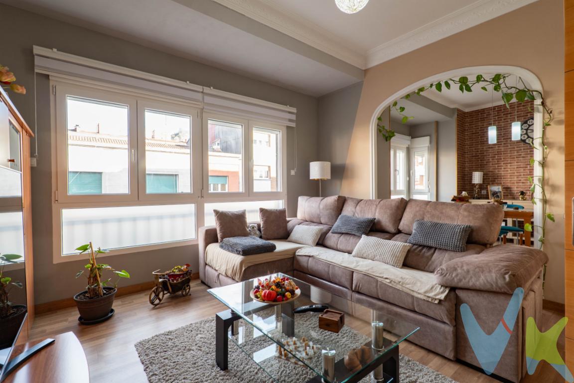 En el centro de Mieres, al lado del Parque Jovellanos, hay un piso que no se parece a los demás.No por postureo. Por algo muy simple: aquí hay espacio de verdad.Espacio para que cada habitación tenga sentido. Para que no tengas que elegir entre despacho, cuarto de invitados o habitación infantil. Para vivir sin encajar muebles como si fueran piezas de Tetris.La reforma está hecha, y se nota. No es de pintura y ya. Está cuidado, limpio, bien resuelto. De esos pisos que entras y piensas: vale aquí podría quedarme.Es un tercero sin ascensor. Sí. Pero también es un tercero que te devuelve algo que casi ya no existe en el centro: amplitud, luz y calma.Tiene cuatro habitaciones, dos baños, y cuarto de planchado, la suite principal se siente como un pequeño lujo diario: baño con bañera y ducha y, además, vestidor.Un piso grande, reformado, y con esa sensación rara de encontrar algo que no esperabas encontrar.Y eso no pasa todos los días. Se informa a los interesados que el precio de venta indicado no comprende, el Impuesto de Transmisiones Patrimoniales (ITP) los gastos asociados a la compraventa (notaría, registro de la propiedad y otros) ni los honorarios de la agencia inmobiliaria a cargo del comprador.