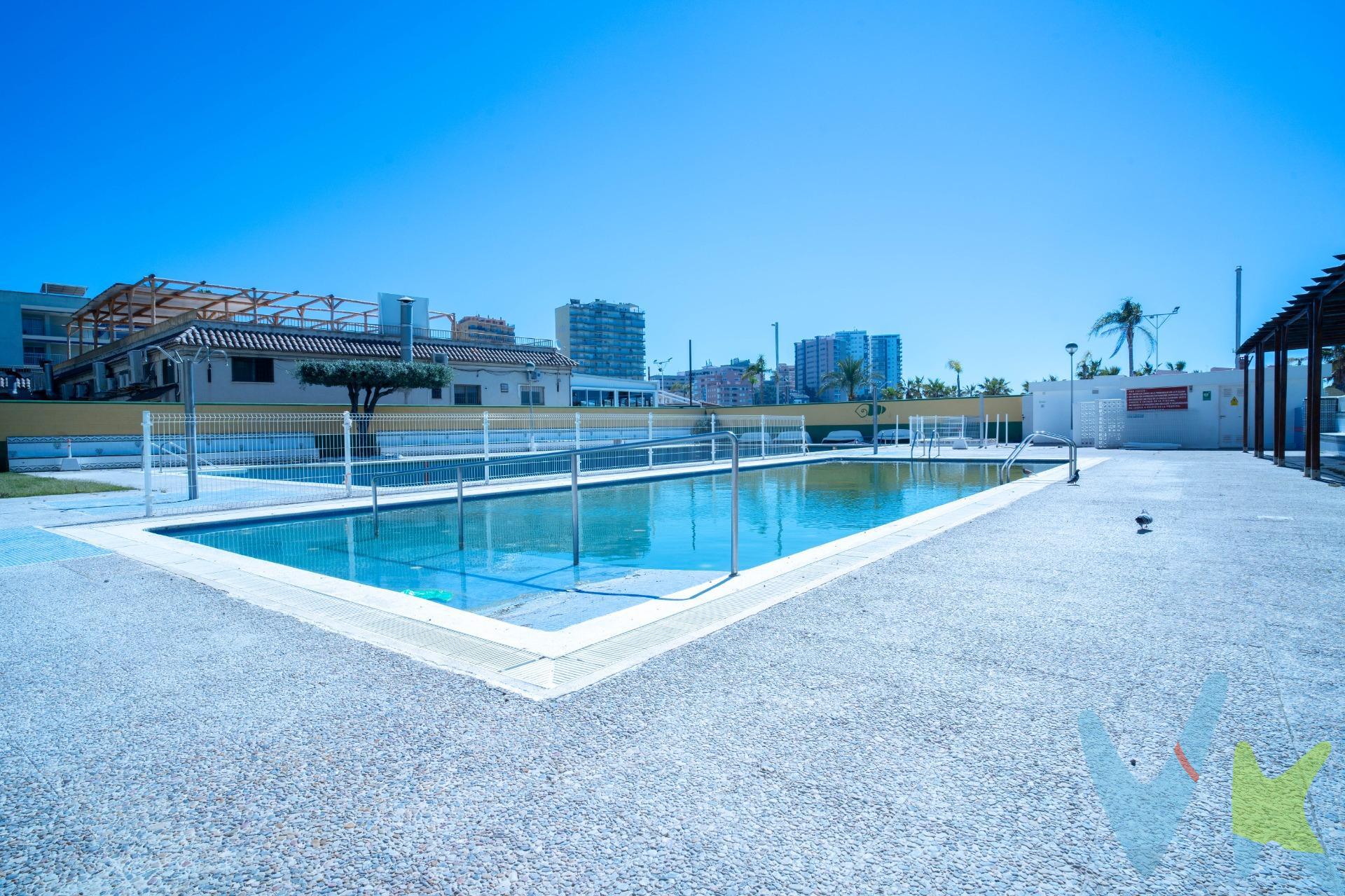 Descubre este encantador apartamento ubicado en Oropesa del Mar, justo frente a la hermosa Playa de La Concha. Este inmueble cuenta con una superficie construida de 81 m² y se encuentra semireformado, ofreciendo un espacio acogedor para disfrutar al máximo. Orientado hacia el suroeste, podrás deleitarte con impresionantes atardeceres desde tu propia terraza privada. El apartamento dispone de dos habitaciones dobles ideales para alojar cómodamente a familiares o amigos y un baño moderno que garantiza funcionalidad y confort. Además, esta propiedad está situada dentro de una urbanización que ofrece múltiples comodidades como piscina comunitaria perfecta para los días soleados,  pista de tenis, campo de futbol, mesa de ping pong, zonas infantiles donde los más pequeños pueden jugar libremente y áreas ajardinadas llenas de árboles que aportan frescura al entorno. La distancia hasta el mar es mínima; solo necesitarás caminar unos escasos 20 metros para sumergirte en las aguas cristalinas del Mediterráneo. Para mayor comodidad también incluye plaza de parking asignada,. La Concha, con forma de bahía, te ofrece un mar en calma apto para todos los públicos. Columpios y toboganes; hamacas y sombrillas te esperan. Completamente accesible, la playa de La Concha es también el centro de las actividades lúdicas. Un bello atardecer prolongará tu estancia hasta la hora del aperitivo y un cielo plagado de estrellas espera tu paseo nocturno. Esta maravillosa playa cuenta con los distintivos de Bandera Azul, ISO14001, SICTED (Sistema Integral de Calidad Turística en Destino) y “Q” Qualitur. Los metros útiles son aproximados. Este inmueble es en exclusiva, con lo que le facilitamos cualquier información sobre la vivienda. Por este motivo, solicitamos no molesten al propietario, ocupantes de la propiedad, vecinos o conserje de la comunidad. . Muchas gracias por su comprensión. El precio indicado puede sufrir variaciones. En todos los casos los precios expuestos son más impuestos y gastos derivados de la transmisión del inmueble. 