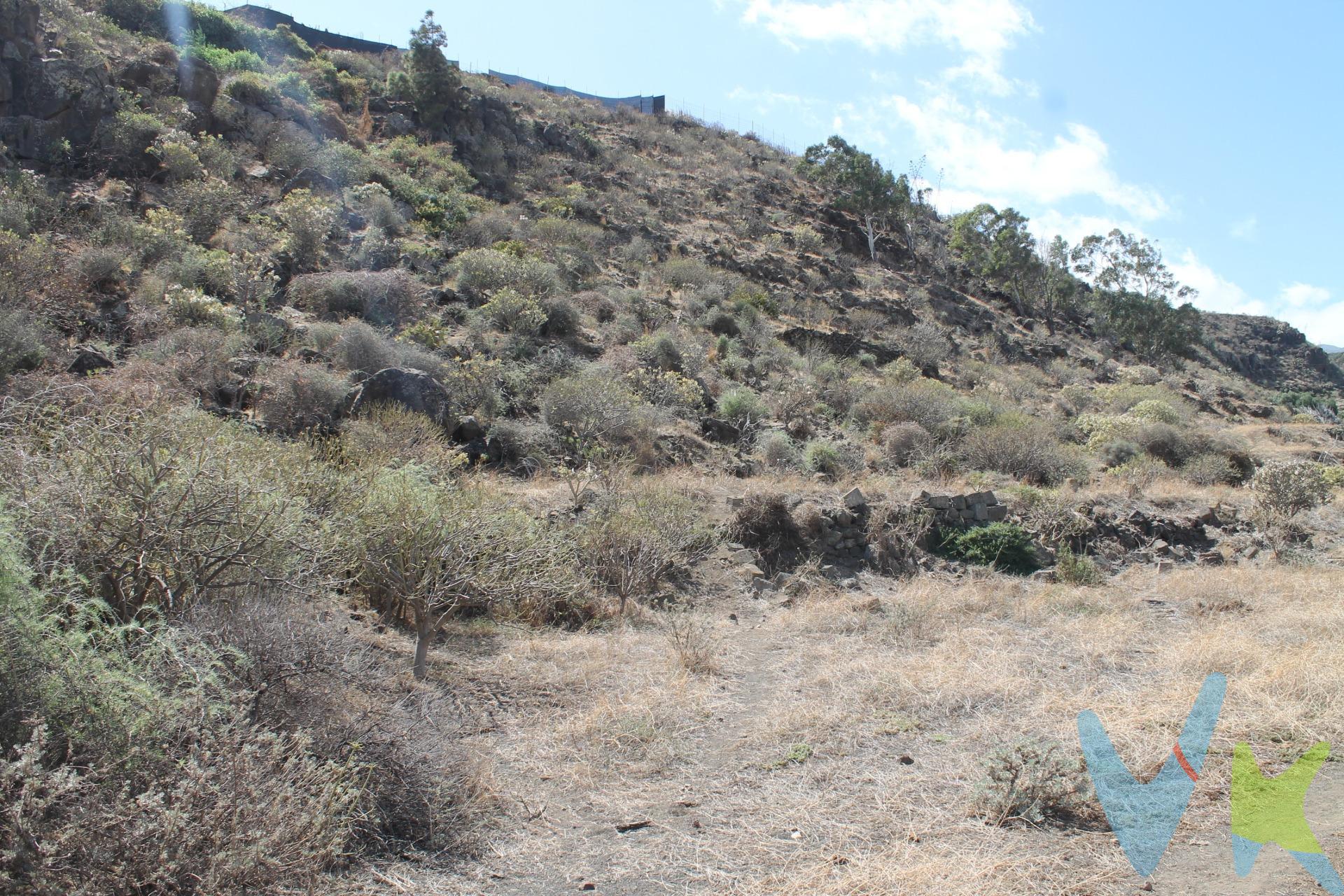 .  Parcela Rústica con  una superficie de 6420 m2   , para cultivos  aunque se le puede dar otros usos como granja-escuela, residencia y criaderos de animales,  y también su uso es compatible con instalaciones  y construcciones asociadas al uso agrícola y ganadero .  .  La parcela está dividida en una zona llana y una parte más abrupta .  .  No dudes en contactar con nosotros si necesitas más información o concertar visita.