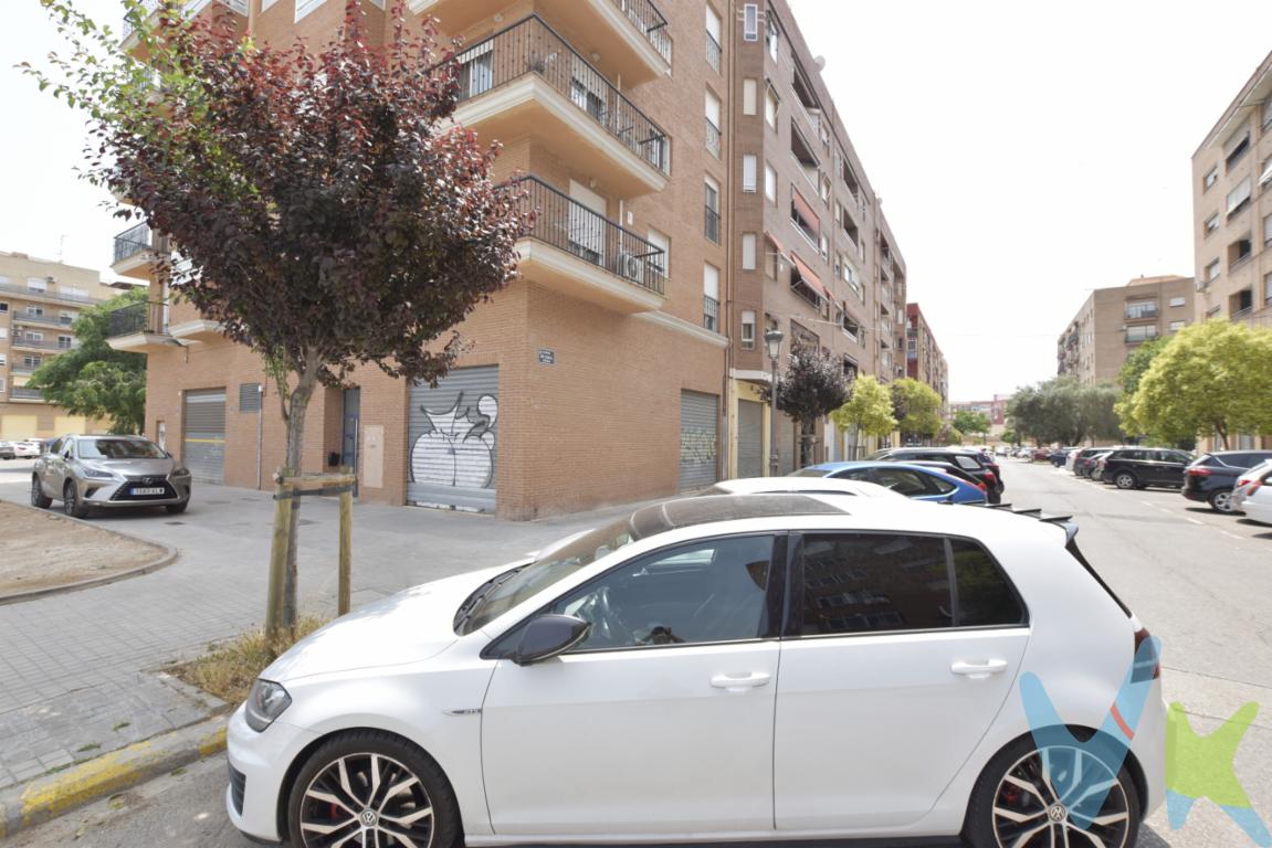 ¿Estas buscando una plaza de garaje y buscas en la zona de la ciudad Fallera? ¡La tenemos! olvídate de dar vueltas a la manzana buscando un hueco en donde aparcar. Está demostrado que los coches y las motos resguardados en un parking tienen más vida y menos mantenimiento. Disponemos de otra plaza más en el mismo edificio. Tanto la zona de maniobra como la plaza es cómoda de entrada y salida. La zona es ideal para vivir y muy bien comunicada para ir a trabajar o estudiar al centro en coche. Facil acceso a la CV25, direccción Hermanos Machado, zona Ronda Nord. ¿Hablamos? Llámanos y hacemos realidad tu proyecto de tener una plaza de garaje.Contamos con 30 años de experiencia acreditada y nuestro objetivo es garantizarle un servicio de compra humano, ético, de calidad, fácil y seguro. Nuestro equipo lo integran agentes con la titulación AIR (Agente Inmobiliario Registrado) y Agentes Certificadores de la categoría Premium en certificación de inmuebles y debidamente registrados en el Registro de Agentes de Intermediación de la CV (RAICV 0743). Consulte en nuestras reseñas de Google lo que opinan los clientes que ya han trabajado con nosotros.El precio NO incluye: Impuestos, gastos de Notaría, registro y honorarios de inmobiliaria. 