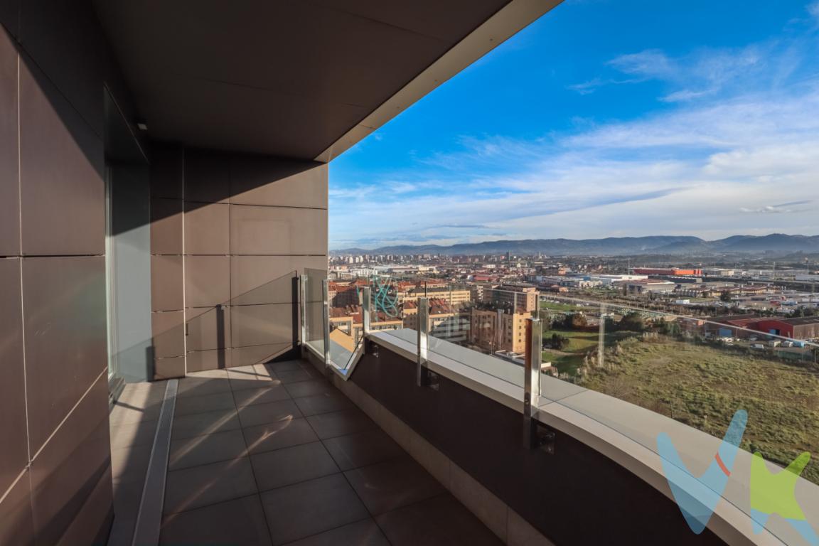 Piso en venta Torre de Horizón La Calzada Gijón.Oportunidad única de adquirir un excepcional piso con una espectacular terraza en la encantadora ciudad de Gijón. Ubicado en La Calzada , este inmueble se levanta en la planta 13 de un moderno edificio que fue construido en el año 2020, garantizando así las más innovadoras prestaciones y un diseño contemporáneo. Ideal para quienes buscan un refugio que combine confort y estilo, este piso está a la espera de convertirse en su próximo hogar.Con sus 77 metros útiles y 87 metros construidos, el espacio está aprovechado al máximo para ofrecer una experiencia de vida sin igual. El piso cuenta con dos acogedoras habitaciones (una de ellas en suite) armarios empotrados con gran capacidad de almacenaje. Muy luminosas creando un ambiente cálido y confortable.Salón-comedor grande con grandes ventanales y acceso directo a una espectacular terraza en esquina donde podrás disfrutar de unas impresionantes vistas a la ciudad, ideal para relajarte después de un duro día de trabajo.La cocina para dar mas sensación de amplitud está separada del salón por un cristal. Totalmente equipada, con mobiliario de diseño, todos los electrodomésticos horno, microondas, placa vitrocerámica, campana extractora, frigorífico y lavavajillas son de Balay. 2 baños completos uno con plato de ducha y otro con bañera.La excelente distribución invita a la comodidad y tranquilidad en cada uno de sus rincones, siendo perfecta tanto para familias pequeñas como para parejas que aprecian el espacio extra.Calefacción central individual. La vivienda dispone de un sistema centralizado con bomba de calor aerotérmica para cubrir la demanda de agua caliente.La carpintería con rotura de puente térmico y doble acristalamiento con cámara de aire reduce notablemente el intercambio de energía y ruido con el exterior, asegurando el confort.La ventilación de las viviendas con recuperador de calor permite la renovación constante del aire interior mediante la extracción desde baños y cocina e impulsión de aire nuevo filtrado desde dormitorios y salón.Supone además la mejora del aislamiento acústico en la vivienda, al no ser necesario mantener las ventanas abiertas para una correcta ventilación y evita la aparición de molestas corrientes de aire en el interior de la vivienda.Orientación SurGimnasio totalmente equipado, para ponerte en forma sin salir de casa. Sala Social Gastro donde reunirte y disfrutar con tus familiares y amigos. Ludoteca para la diversión de los más pequeños. Cuarto para que puedas disfrutar de tu bici en cualquier momento.Cámaras de vigilancia en el portal.Garaje. Trastero.Los detalles modernos del inmueble no terminan aquí. El edificio dispone de dos ascensores de 9 plazas, lo que asegura un acceso fácil y sin complicaciones hasta el piso 13, donde se despliega una impresionante vista de la ciudad.Para quienes poseen vehículo propio, el piso incluye un garaje, un bien cada vez más preciado en las zonas urbanas que asegura un estacionamiento rápido y seguro. Además, dispone de un trastero, ideal para el almacenaje de aquellas pertenencias que no necesitemos en el día a día, manteniendo así el orden y maximización del espacio doméstico.La comunicación es un punto fuerte de esta propiedad. La proximidad de servicios de transporte público, tanto tren como autobús, asegura conexiones rápidas y fáciles con el resto de la ciudad, haciendo de este lugar un punto estratégico para moverse a cualquier parte de Gijón y sus alrededores.Cabe destacar que la cercanía a colegios, supermercados, centros de salud y zonas comerciales incrementa la comodidad de vivir en esta área. Es un entorno que ofrece todas las facilidades que se puedan requerir para cubrir las necesidades del día a día. Además, la zona cuenta con diversas opciones de ocio y entretenimiento, proporcionando alternativas para disfrutar en familia o con amigos sin tener que alejarse demasiado de casa.Su ubicación en un entorno natural único y rodeado de amplias zonas verdes públicas le permitirá disfrutar de la naturaleza, el deporte y la vida al aire libre.La ubicación es inmejorable, a tan solo 20 minutos caminando de la preciosa playa del Arbeyal, Club de Natación Santa Olaya y Cine Yelmo Ocimax.No te pierdas la oportunidad de visitar esta joya arquitectónica, donde cada detalle ha sido pensado para ofrecer lo mejor en calidad de vida. Un hogar que combina la tranquilidad de la naturaleza con las comodidades de la vida urbana moderna, todo ello envuelto en un entorno seguro y acogedor. Le invitamos a concertar una visita para experimentarlo por ti mismo y dejarte seducir por todo lo que este espectacular piso tiene para ofrecer. No esperes más, tu futuro hogar te está esperando en La Calzada, Gijón. 