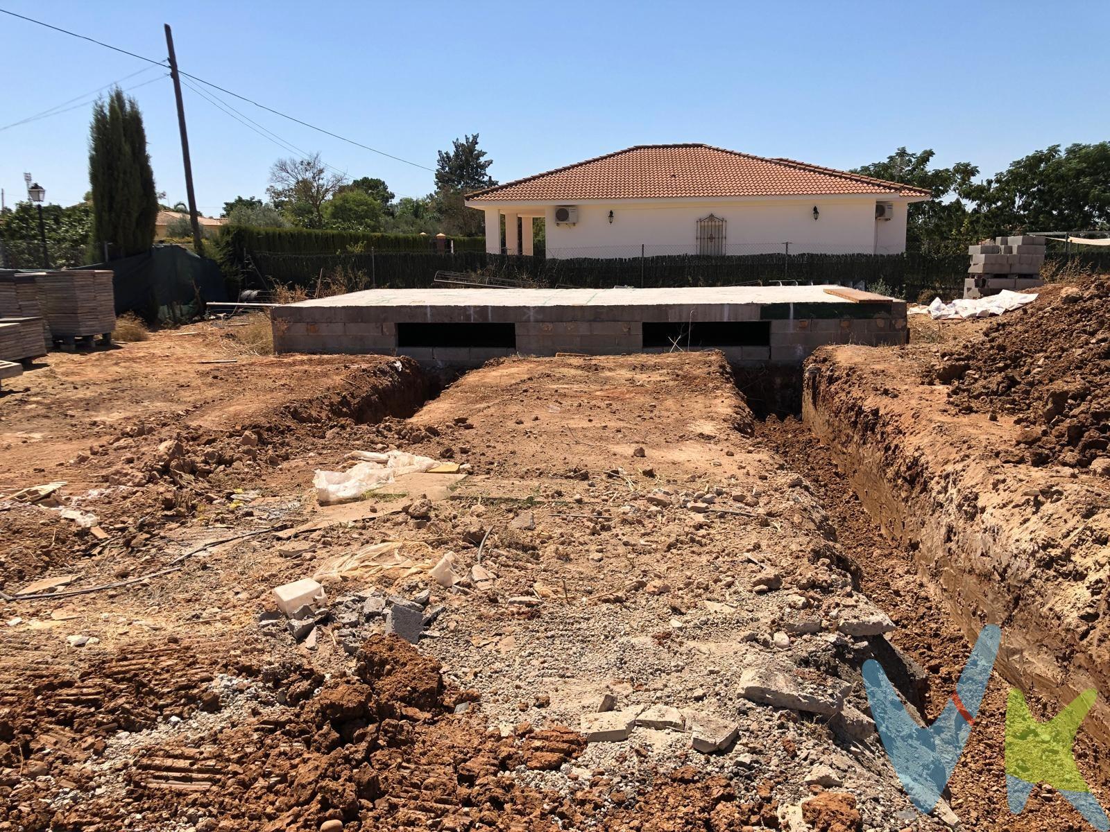 Esta  parcela en venta de 2.500 metros cuadrados, está ubicada dentro de una de las mejores zonas de Carmona, Camposol, una urbanización privada y catalogada como suelo urbano consolidado, es el terreno ideal para construir la casa de tus sueños. Su ubicación  es inmejorable, lo que hace de esta parcela un lugar ideal para vivir ya que se encuentra a 12 minutos de Carmona y 20 minutos de Sevilla capital, acceso a escasos metros de la autovía de Sevilla aeropuerto y Córdoba, así como de principales centros de servicio como supermercados, centros comerciales, hospitales.. La urbanización cuenta con cancela automática con acceso por llamada telefónica, cuenta también con todos los servicios propios como agua potable, alcantarillado, calles asfaltadas, acerado, etc. En la misma entrada de la urbanización se encuentra la parada de autobús. El pago de la comunidad es de 40€/mes. No pierda esta oportunidad y llámenos sin compromiso para obtener más información. Informamos a nuestros clientes compradores que el precio de venta no incluye lo siguiente: Honorarios de la agencia inmobiliaria, Impuestos (I. T. P. , I. V. A. o A. J. D. , en su caso) ni otros gastos de la compraventa (gastos de Registro de la Propiedad, Notaría, Gestoría ni de posible Financiación). Documento D. I. A. a disposición del consumidor según Decreto 218/2005 Junta de Andalucía.