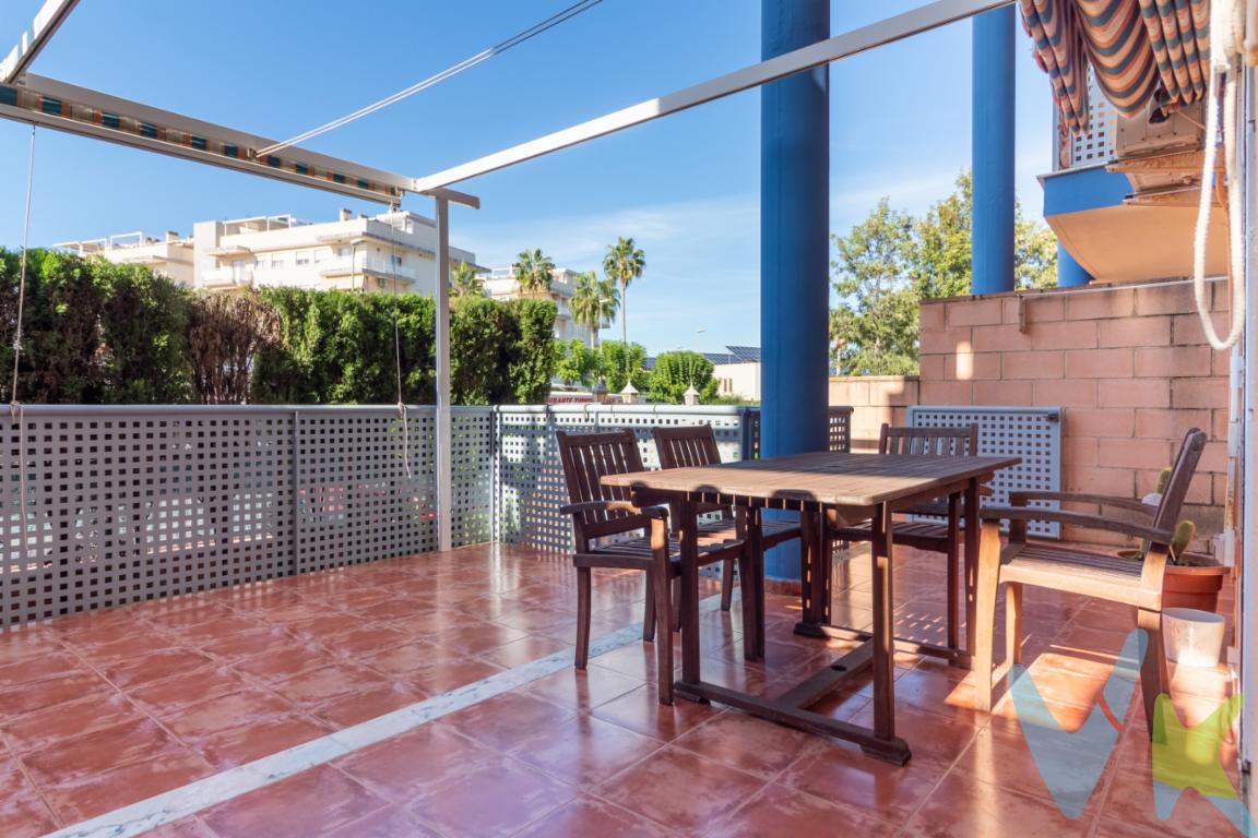 Presentamos una extraordinaria oportunidad para adquirir un duplex que promete cumplir con todas sus expectativas. Situado en la encantadora localidad de Canet d\'En Berenguer, este inmueble es el perfecto refugio tanto para familias como para parejas que buscan un hogar acogedor.Este apartamento en planta baja, disponible para la venta, cuenta con un diseño moderno y funcional. Ofrece en planta baja un amplio salón, cocina independiente y un aseo, destacada mención a la terraza con acceso independiente desde la calle que proporciona gran independencia. En la planta primera encontramos dos amplias habitaciones, cuidadosamente diseñadas para aprovechar al máximo el espacio y brindar una atmósfera de serenidad. Además, dispone de un baño completo, lo que garantiza comodidad y privacidad para todos sus habitantes.La vivienda se extiende sobre 81 metros cuadrados, equilibrando a la perfección la amplitud y la calidez de un hogar bien proporcionado. Además de una terraza de 39.08 m2. Todos estos espacios proporciona la posibilidad de personalizarlo al gusto, permitiendo una distribución óptima de los muebles y decoración.Podrás disfrutar de la piscina de esta tranquila urbanización.Construido en el año 2001, el edificio mantiene una excelente conservación, ofreciendo tranquilidad y seguridad a sus ocupantes. Los materiales utilizados y el cuidado en su mantenimiento aseguran una larga durabilidad, proporcionando así un ambiente confiable y de calidad superior para sus residentes.El piso también incluye un espacioso garaje, ideal para quienes valoran la seguridad de su vehículo. Esta adición no sólo proporciona protección contra las inclemencias del tiempo, sino que también ofrece una salida rápida y cómoda para sus desplazamientos diarios.Para quienes disfrutan del aire libre desde la comodidad de su hogar, una encantadora terraza ofrece el espacio perfecto. Con suficiente área para colocar una mesa y unas sillas, podrá disfrutar de agradables comidas al aire libre o simplemente relajarse leyendo un libro. Las mañanas jamás serán lo mismo al poder ver el amanecer desde su propia terraza.Además, el piso incluye un trastero, una característica indispensable para mantener sus espacios libres de desorden. Este espacio adicional es ideal para guardar bicicletas, equipamiento deportivo fuera de estación o toda clase de objetos que de otro modo ocuparían lugar en los espacios principales del hogar.Ubicado en la tranquila zona de Canet d\'En Berenguer, este piso goza de todas las comodidades de una localidad bien equipada sin perder el encanto de un entorno más relajado. La proximidad a los servicios esenciales, como supermercados, colegios y centros de salud, hace de esta ubicación un escenario inmejorable para establecerse.No deje pasar la oportunidad de visitar este maravilloso piso. Su distribución inteligente, junto con sus completas facilidades, hacen de esta propiedad una elección ideal para cualquier interesado en encontrar su nuevo hogar. Póngase en contacto para más detalles y coordinar una visita que, sin duda, cambiará positivamente su visión de la vivienda perfecta. ¡Esperamos poder darle la bienvenida!* En nuestra agencia contamos con el distintivo de Agentes de Intermediación Inmobiliaria de la Comunitat Valenciana (Número de registro RAICV 1394) y cumplimos con todos los requisitos que debe tener un profesional del sector inmobiliario.*Por mandato expreso del propietario, comercializamos este inmueble en exclusiva, lo que le garantiza el acceso a toda la información, a un servicio de calidad, un trato fácil, sencillo y sin interferencias de terceros. Si usted es agente inmobiliario y tiene un cliente para este inmueble, llámenos estaremos encantados de colaborar. *El precio indicado no incluye gastos ni otros conceptos. A tal efecto, se informa que al referido precio habrá que añadirle los gastos propios de la transmisión inmobiliaria, entre los que cabe enumerar los siguientes: honorarios notariales, impuesto al que se encuentre sujeta la transmisión (Impuesto sobre el Valor Añadido o Impuesto sobre Transmisiones Patrimoniales y Actos Jurídicos Documentados, según el caso), gastos de inscripción en el Registro de la Propiedad y honorarios de intermediación de la agencia inmobiliaria.  *¿Qué te ofrecemos en nuestra agencia?  - Agilizamos y hacemos más cómodo el proceso. - ¡Nos ocupamos de todo! Cero preocupaciones. - Recibe apoyo legal y fiscal durante todo el proceso. - Experto inmobiliario 100% a tu lado. - Asistencia post venta ¡Seguimos a tu lado!