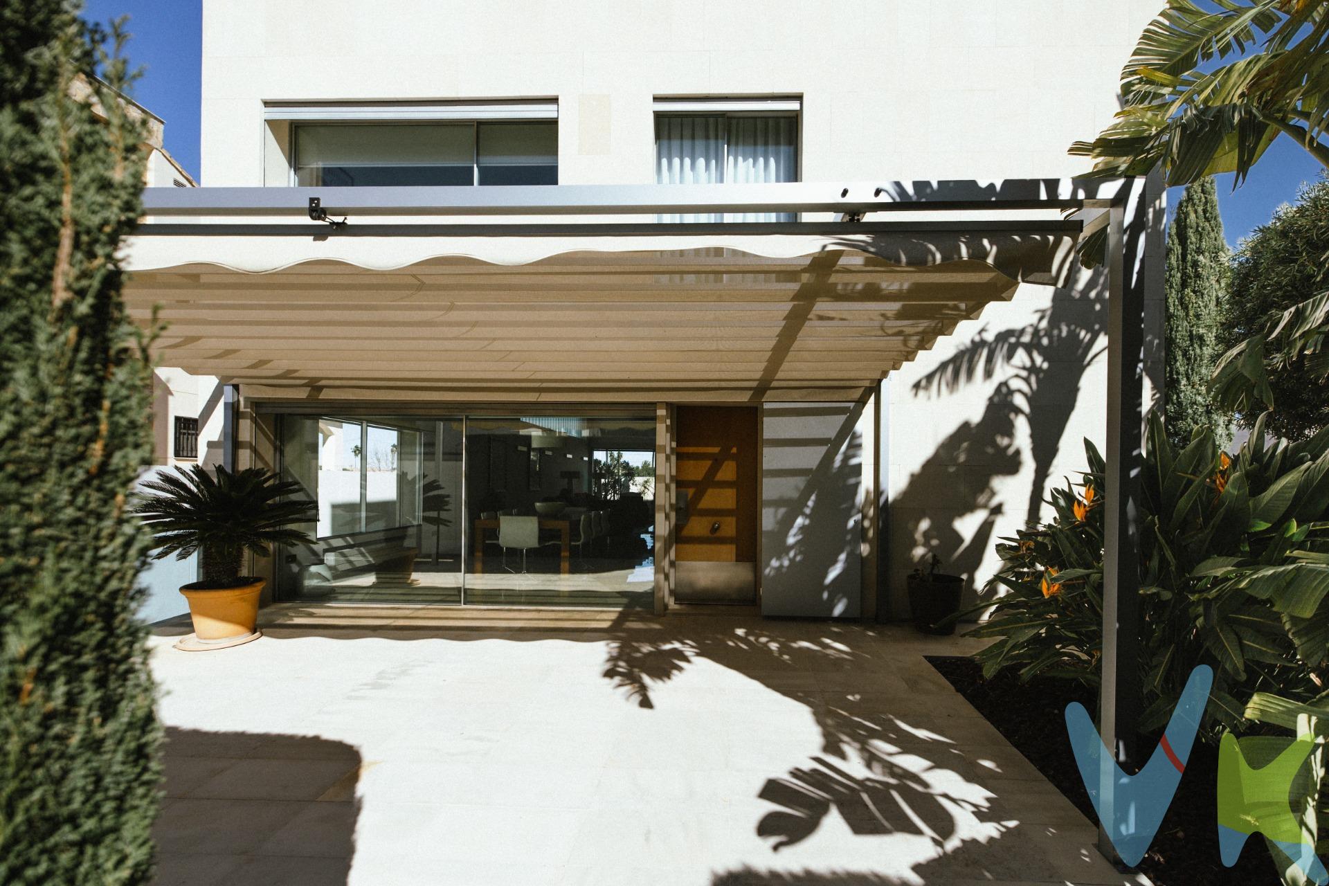 Vivienda unifamiliar de arquitectura contemporánea, construida en hormigón armado visto, situada en Playa del Dosel, una de las zonas residenciales más tranquilas y valoradas de Cullera. La planta principal se organiza en torno a un amplio salón-comedor de techos altos, donde la entrada de luz natural y la relación con el exterior definen el espacio. Los grandes ventanales permiten una conexión directa con el jardín, generando una sensación de continuidad y amplitud durante todo el día. En esta estancia, la chimenea tipo cassette, alimentada mediante sistema de biomasa, aporta una climatización eficiente y un ambiente cálido que refuerza el carácter acogedor del conjunto. En este mismo nivel se encuentra el dormitorio principal, de generosas dimensiones, con baño anexo y un armario empotrado de gran formato, pensado para un uso cómodo y funcional. La cocina, independiente y completamente equipada, mantiene una disposición práctica y bien resuelta. La planta se completa con un aseo de cortesía y un acceso secundario al exterior a través de un pequeño distribuidor que aporta privacidad y orden en el día a día. El jardín rodea prácticamente toda la vivienda, configurándose como un espacio exterior continuo, cuidado y con distintos ambientes. Combina zonas de descanso, vegetación consolidada y una ducha exterior especialmente práctica tras la playa, reforzando el carácter mediterráneo de la propiedad. En la planta primera se ubican tres habitaciones adicionales. Dos de ellas son dormitorios dobles de gran tamaño ( 25m2 ) , con baño propio, armarios empotrados y una excelente iluminación natural gracias a su doble orientación. La tercera estancia, actualmente destinada a lectura o trabajo, se abre visualmente al salón principal, aportando profundidad y continuidad espacial al conjunto. La vivienda dispone además de una terraza solárium privada, organizada en distintos niveles, que permite crear zonas diferenciadas de uso. Desde este espacio se disfrutan vistas abiertas y una ligera vista al mar, en un entorno de total privacidad. En la planta sótano se encuentra un amplio garaje con capacidad para varios vehículos, junto con zonas de almacenaje y área de instalaciones, configurando un espacio funcional y bien aprovechado. Por mandato expreso del propietario, comercializamos este inmueble en EXCLUSIVA, lo que le garantiza un servicio de calidad, un trato fácil, un proceso sencillo, rápido y sin interferencias de terceros. Por este motivo, se ruega no molestar al propietario, a los ocupantes de la propiedad, a los vecinos o conserjes del edificio o urbanización si los hubiera. Muchas gracias por su comprensión. Si Usted es agencia inmobiliaria y tiene un cliente para este inmueble, llámenos, estaremos encantados de colaborar en esta y otras operaciones. Gestión de Viviendas es una Agencia Registrada con el Nº 1.584 en el Registro Obligatorio de Agentes Inmobiliarios de la Comunitat Valenciana, según el DECRETO 98/2022, de 29 de julio, del Consell, por el que se regula el Registro de Agentes de Intermediación Inmobiliaria