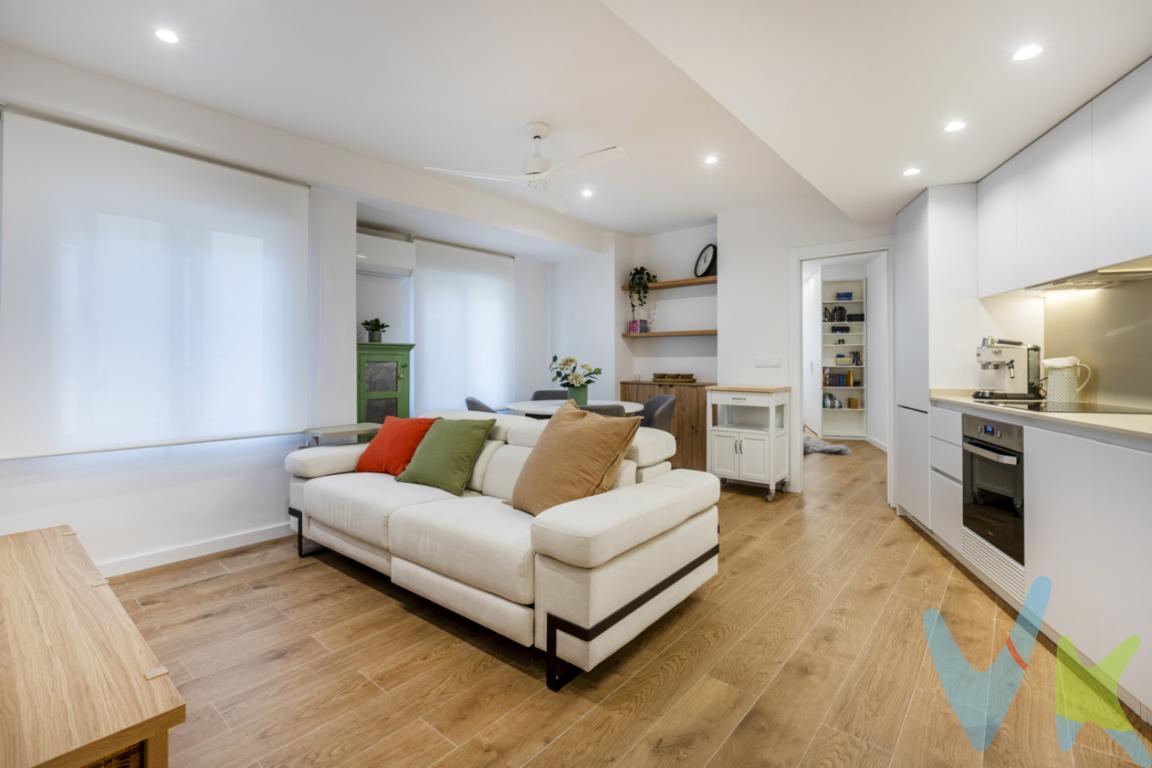 Te presentamos esta acogedora vivienda de una habitación, completamente reformada y lista para entrar a vivir desde el primer día, situada en un edificio familiar que ofrece un ambiente tranquilo y agradable.La vivienda se encuentra en una segunda planta sin ascensor y ha sido renovada con mucho gusto, cuidando cada detalle y utilizando materiales de buena calidad para conseguir un espacio moderno, cómodo y funcional.Su distribución está pensada para aprovechar al máximo cada rincón, creando un hogar acogedor y práctico, ideal tanto para vivir como para quienes buscan una propiedad como inversión.¡Y lo mejor de todo! Se vende completamente amueblada y equipada con todos sus electrodomésticos, tal y como se presenta, por lo que no tendrás que preocuparte de realizar reformas ni de invertir en mobiliario. ¡Solo tendrás que traer tus maletas y empezar a disfrutar de tu nuevo hogar!Una excelente oportunidad para quienes buscan una vivienda renovada con gusto, equipada y preparada para disfrutar desde el primer momento.¡No dejes escapar esta oportunidad y ven a visitarla! Te sorprenderá.Agencia Registrada con el Nº 89 en el Registro Obligatorio de Agentes Inmobiliarios de la Comunitat Valenciana. Puede consultar en la web de la GVA: https://habitatge.gva.es/es/registres-en-materia-habitatgeLa oferta está sujeta a cambios de precio o retirada del mercado sin previo aviso. Este anuncio en su conjunto, incluyendo textos, fotos, imágenes o cualquier otro contenido de este, no es vinculante dado que la información es ofrecida por terceros y puede contener errores. Se muestra a título informativo y no contractual.Gastos de la compraventa a cargo de la parte compradora no incluidos en el precio del inmueble a tener en cuenta: .- ITP con carácter general en Valencia es del 9% pudiendo corresponderle otro tipo impositivo atendiendo a sus circunstancias personales (por edad, renta o situación familiar primera vivienda habitual, etc) previstas legalmente. *Base imponible del impuesto el mayor valor entre el precio de compraventa, la tasación o el valor de referencia catastral..- Gastos de notaría y registro, en su caso, suelen oscilar aprox; entre 1,5% y 2,5% (aranceles variables según valor de compraventa, n.º de copias, etc). .- Si tramita la inscripción una gestoría, deberá abonar sus honorarios más IVA (en este caso suele oscilar entre los 250 y los 400 + iva)..- Honorarios de mediación inmobiliaria a cargo del comprador del 3% del precio final de venta más IVA (21%).Por mandato expreso del propietario, comercializamos este inmueble en exclusiva, lo que le garantiza el acceso a toda la información, a un servicio de calidad, un trato fácil, sencillo y sin interferencias de terceros. Por este motivo, se ruega no molestar al propietario, a los ocupantes de la propiedad o a los vecinos. Muchas gracias por su comprensión. Si usted es agente inmobiliario y tiene un cliente para este inmueble, llámenos: estaremos encantados de colaborar.Se informa al consumidor que la agencia actúa como intermediaria inmobiliaria en la operación, estando cualquier eventual compraventa y sus condiciones sujeta a la aceptación expresa del propietario-vendedor y a la posterior formalización del correspondiente contrato.   