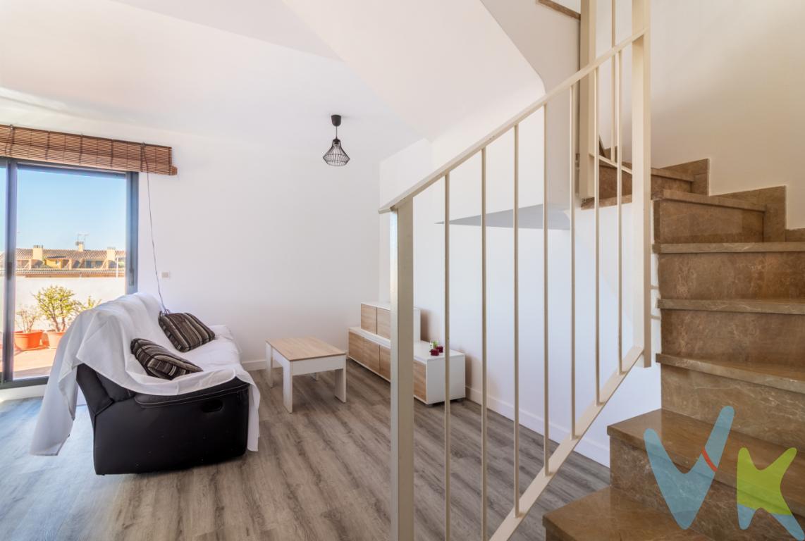  Exclusivo ático dúplex con tres terrazas, garaje y trastero en Nuevo Centro, Puerto de SaguntoHay viviendas que simplemente cumplen una función, y otras que invitan a disfrutar de cada momento. Este magnífico ático dúplex, situado en una de las zonas más demandadas de Puerto de Sagunto, reúne amplitud, luminosidad, espacios exteriores y una distribución pensada para disfrutar del hogar con total comodidad.La vivienda dispone de 64,39 m² útiles y 97,51 m² construidos, distribuidos en dos plantas que separan de forma natural la zona de día y la zona de descanso, aportando privacidad y funcionalidad.En su interior encontrará dos dormitorios, dos baños, una cocina independiente y un acogedor salón-comedor, muy luminoso gracias a su excelente orientación y a los amplios ventanales que conectan con el exterior.Uno de los grandes atractivos de esta vivienda son sus tres terrazas, auténticos espacios para disfrutar durante todo el año. Perfectas para desayunar al aire libre, crear una zona chill out, compartir comidas con familiares y amigos o simplemente relajarse contemplando las vistas al mar y el entorno. Un valor diferencial que convierte este ático en una vivienda única.La propiedad incluye además plaza de garaje y trastero, dos comodidades imprescindibles que aportan un extra de confort y practicidad al día a día.Ubicada en un edificio con ascensor, la vivienda se encuentra en la consolidada zona de Nuevo Centro, rodeada de todos los servicios necesarios: supermercados, comercios, centros educativos, transporte público, zonas verdes y una amplia oferta de ocio, todo ello a pocos minutos de la playa y con excelentes comunicaciones.Si busca una vivienda diferente, con personalidad, espacios exteriores para disfrutar y una distribución que marque la diferencia, este ático dúplex es una oportunidad que merece ser visitada. * En nuestra agencia contamos con el distintivo de Agentes de Intermediación Inmobiliaria de la Comunitat Valenciana (Número de registro RAICV 1394) y cumplimos con todos los requisitos que debe tener un profesional del sector inmobiliario.*Por mandato expreso del propietario, comercializamos este inmueble en exclusiva, lo que le garantiza el acceso a toda la información, a un servicio de calidad, un trato fácil, sencillo y sin interferencias de terceros. Si usted es agente inmobiliario y tiene un cliente para este inmueble, llámenos estaremos encantados de colaborar. *El precio indicado no incluye gastos ni otros conceptos. A tal efecto, se informa que al referido precio habrá que añadirle los gastos propios de la transmisión inmobiliaria, entre los que cabe enumerar los siguientes: honorarios notariales, impuesto al que se encuentre sujeta la transmisión (Impuesto sobre el Valor Añadido o Impuesto sobre Transmisiones Patrimoniales y Actos Jurídicos Documentados, según el caso), gastos de inscripción en el Registro de la Propiedad y honorarios de intermediación de la agencia inmobiliaria. *¿Qué te ofrecemos en nuestra agencia?  - Agilizamos y hacemos más cómodo el proceso. - ¡Nos ocupamos de todo! Cero preocupaciones. - Recibe apoyo legal y fiscal durante todo el proceso. - Experto inmobiliario 100% a tu lado. - Asistencia post venta ¡Seguimos a tu lado!