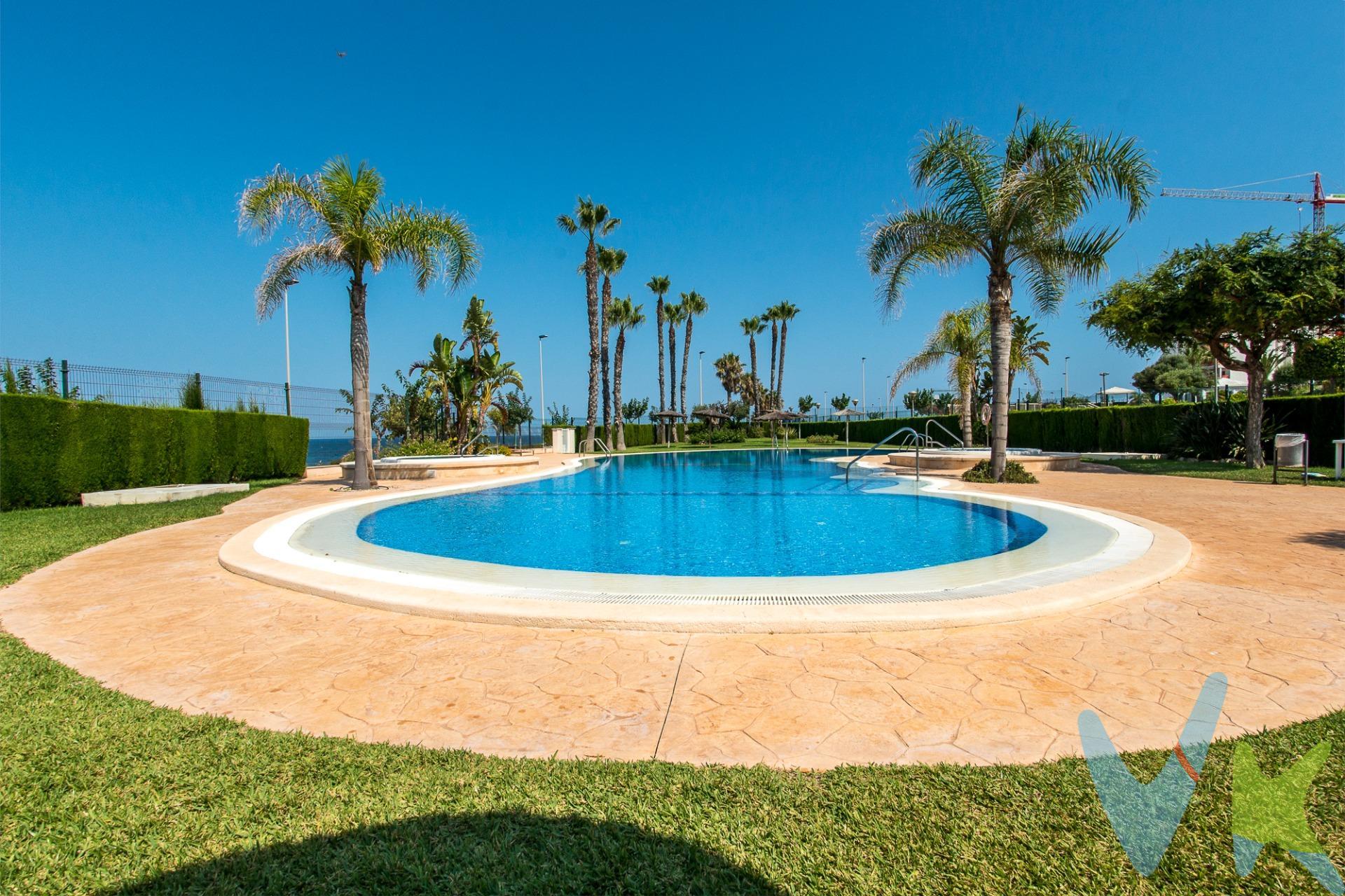 ¿Quieres vivir en un Ático?. Lo hemos hemos encontrado para ti, ideal tanto para vacaciones como para vivir todo el año.  Ubicada en residencial en primera línea de playa, Riomar 11, donde cada día empieza con luz, amplitud y mar. El Atico dispone de una terraza solarium privada de 60 m², un espacio perfecto para disfrutar todo el año, preparado con una cocina barbacoa ducha y jakuzzi, con un funcional y bien calculado sistema de toldos, preparado para disfrute del espacio cualquier hora gracias a la sombra que nos ofrece y la brisa marina que nos ofrece esta primera línea de mar. Aquí no compras metros, compras estilo de vida. La vivienda cuenta con 98 m² construidos, perfectamente distribuidos en 3 dormitorios y 2 baños uno de ellos con bañera con hidromasaje  y cocina americana. La cocina se entrega totalmente equipada con electrodomésticos, lista para entrar a vivir desde el primer día. Y como debe ser en una propiedad de este nivel:. ✔ Plaza de garaje. ✔ Trastero. ✔ Zonas comunes con piscina, jacuzzis y pistas deportivas. Hay viviendas similares, incluso en este residencial sí… pero no con este equilibrio entre ubicación, calidades y precio. Si buscas algo realmente diferencial en primera línea de playa, esta es de las oportunidades que no se repiten. Llámanos y descúbrelo en persona. PVP: 325.000€. No incluye gastos, impuestos y demás gastos legalmente correspondan al comprador: ITP del 10% con carácter general; existen excepciones según normativa aplicable (1). Base imponible el mayor valor entre el precio de venta o el valor referencia catastral. Gastos Notaría y Registro: 1.900€ aprox. según complejidad y aranceles vigentes (2). Financiación: gastos de hipoteca, tasación y gatos bancarios a cargo del comprador, según su necesidad y elección. Servicio doble de intermediación: Honorarios inmobiliaria a cargo del comprador: 3% precio final, más IVA (21%), salvo acuerdo contrario tras negociación, no incluidos en PVP. Operación y condiciones de compraventa sujeta a aceptación expresa del vendedor. Para acceder a información y documentación legalmente exigible por el consumidor: https://www.inmotasa.es/consumidor/. (1) Para una información exhaustiva sobre el funcionamiento, tipos impositivos y bonificaciones del ITP en la Región de Alicante, puedes consultar el portal oficial de la Agencia Tributaria Autonómica en el siguiente enlace: agenciatributaria.carm.es/ITPAJD. (2) Tarifas notariales y registrales reguladas en Anexo I Del Real Decreto 1426/1989 y, Anexo I Del Real Decreto 1427/1989, respectivamente. . 