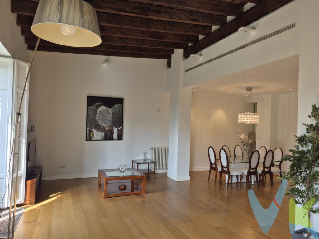 Tenemos el gusto de presentarte esta vivienda en chaflán, un espacio bañado en luz natural, con preciosa fachada de líneas modernistas, que puede convertirse en tu nuevo hogar. Si siempre has soñado en disponer de un espacio cuya luz y techos altos te hagan sentir una especial sensación de serenidad y desahogo, estamos convencidos de que este puede ser tu piso ideal. Tanto la zona de estar como dos de las habitaciones, la principal y la junior, son exteriores y gozan de las vistas despejadas que les da la altura de un cuarto piso y la amplitud de la Gran Vía. Al tener su disposición en chaflán, desde los balcones de inequívoca forja modernista verás el paseo y la arboleda de esta arteria de la ciudad. Dos de las habitaciones disponen de su propio baño en suite y de magníficos armarios, a los que se suma, en el caso de la habitación principal, un práctico vestidor. La cocina, panelada y de lineas puras, cuenta con una zona de lavado individualizada. A la tercera habitación, esta vez interior, se le ha cedido un espacio cubierto que puede ser el lugar de relax o lectura que te aisle del mundanal ruido.  Al piso se le realizó una reforma integral en el año 2010. En suma, todos los elementos de esta vivienda, ya sea su ubicación, estado de conservación, aire acondicionado por conductos, calefacción individualizada, techos con viguería de madera rehabilitada o suelos de parqué, se suman para ofrecerte lo que siempre soñaste: tu espacio relajante y céntrico, donde puedes tanto disfrutar de la familia como de organizar veladas con amigos. La vivienda tiene 216 m2 construidos y repercutidos.Si deseas visitarla, no lo dudes: llámanos. Estaremos encantados de podértela mostrar. *Gastos e impuestos no incluidos en el precio.*Este anuncio tiene carácter meramente informativo.De haber un plano, este será puramente orientativo y no vinculante. 