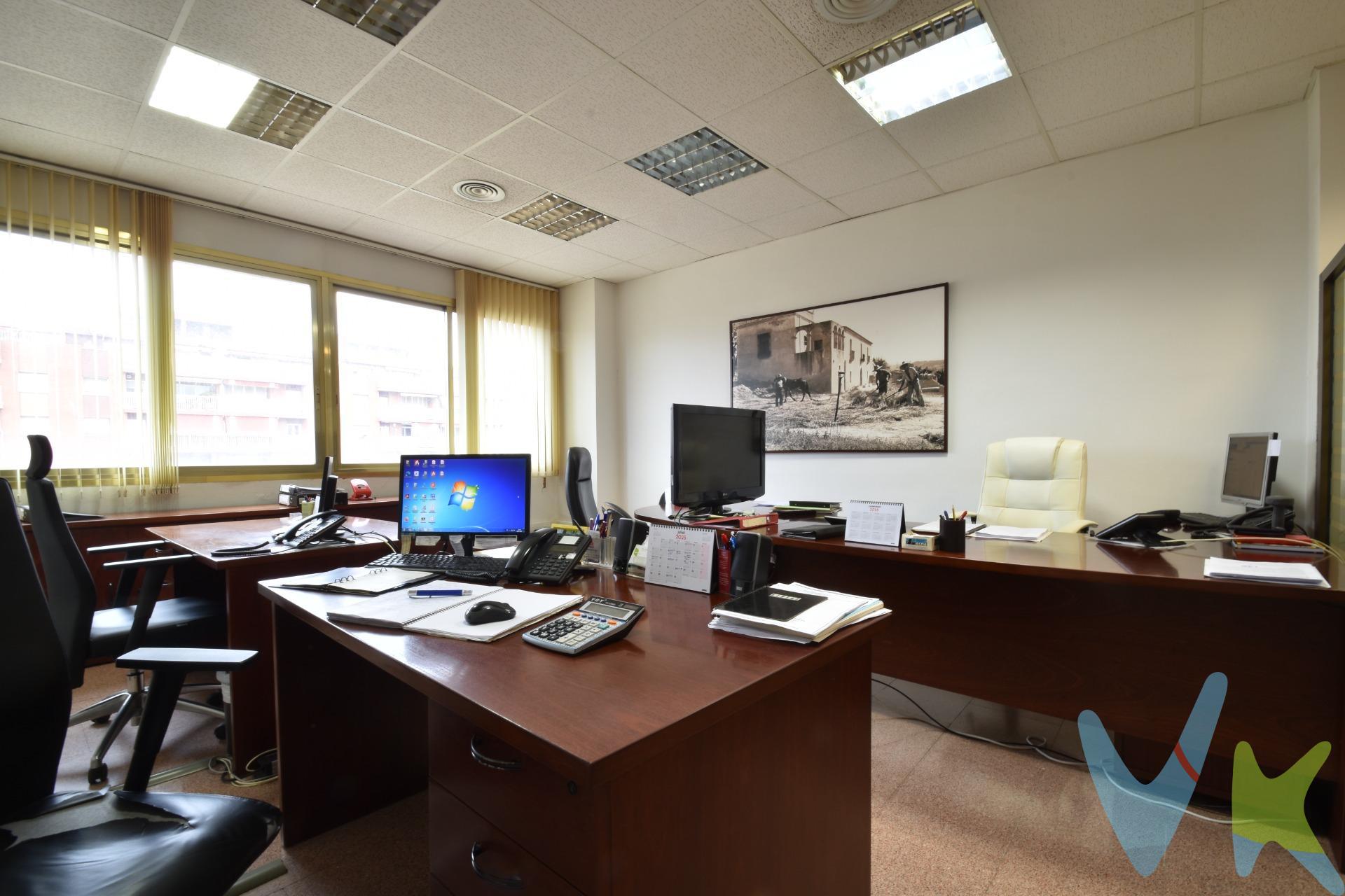 Este excelente local, totalmente preparado para oficinas, se encuentra en un edificio comercial privilegiado en el corazón de Vilanova i la Geltrú, justo al lado del concurrido Mercat Municipal, ubicación ideal para su negocio o inversión. Disfruta de 76m² construidos, distribuidos eficientemente para optimizar cada espacio y cuenta con varias estancias versátiles, perfectas para despachos individuales, salas de reuniones o zonas de trabajo diáfanas. Situado en una segunda planta, este espacio es exterior y excepcionalmente luminoso, creando un ambiente de trabajo agradable y productivo. Acceso cómodo y rápido gracias al ascensor del edificio. ¿Busca Inversión o Espacio Propio?. Esta es una oportunidad única. El local se ofrece con inquilinos, lo que le brinda la oportunidad de adquirirlo como una excelente inversión inmobiliaria. ¡No deje pasar esta oportunidad! Para obtener más información sobre la rentabilidad potencial o para concertar una visita, no dude en consultarnos en nuestras oficinas. El precio no incluye impuestos (ITP, IVA y AJD), ni los gastos de notario ni los de registro.