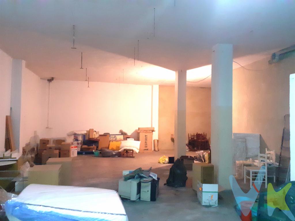 LOCAL COMERCIAL/ ALMACEN JUNTO A GENERAL PALAFOX-PASEO DE LA ALAMEDA, próxima a todos los servicios necesarios y rodeada de zonas verdes, parques infantiles, comercios de barrio, colegio e instituto, supermercados, trasnporte público, etc.... . EN MUY BUEN ESTADO !!!131MTS² CONSTR. (datos extraídos de escritura)Suelo de cementoPersiana y puerta metálicaSuministros de baja1 aseoENTRADA/PERSIANA 2,58MTS IDEAL PARA ENTRADA DE COCHE LOS IMPUESTOS, GASTOS DE NOTARÍA, REGISTRO Y GASTOS DE AGENCIA NO ESTÁN INCLUIDOS EN EL PRECIO DE VENTA.   