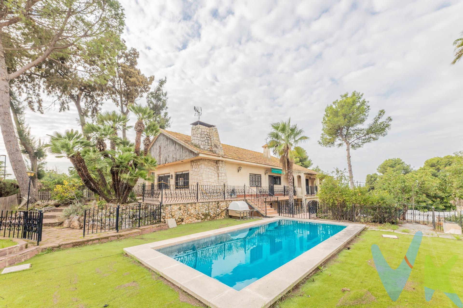 Chalet ubicado en una de las mejores zonas de torrente a tan sólo tres minutos del CLUB SOCIAL DE SANTA APOLONIA, con la ventaja de no tener obligatoriedad de pagar cuota fija por su especial ubicación. aprovecha las excelentes comunicaciones tanto a Torrente (a 10 minutos) con parada de autobús a la puerta, o la proximidad a Valencia  (25 minutos). Por tanto tiene acceso a todo tipo de servicios y de espacios naturales propios de la zona, como playas, el parque natural del Saler (a 24 min) o el centro histórico y comercial de Valencia (27 minutos). Esta preciosa vivienda consta de una parcela de 1.067 m2 recayente a dos calles , la principal a Av. de Santa Apolonia y la trasera. Está compuesta de tres plantas , la principal ligeramente sobreelevada dominando toda la parcela, de 139 m2 útiles y un porche circundante de 75 m2, compuesto de terraza de entrada  y porche lateral y trasero. Dispone de 4 habitaciones dobles, un espacioso salón comedor con chimenea y vistas tanto al frontal como al lateral de la vivienda donde se encuentra su piscina y zona ajardinada /solarium, una gran cocina, dos baños y dos aseos. Uno de los baños en suite en la habitación principal. Todas las habitaciones cuentan con armarios empotrados y la principal con un gran vestidor. Además de mosquiteras, persianas y rejas de forja. En el caso de las habitaciones con salida al porche las rejas son de apertura a dos hojas.  Bordea la casa una terraza porchada en su parte frontal lateral y trasera, desde la cual se accede por una escalinata a la zona de piscina y también a la planta baja y al garaje (semisotano) quedando conectadas también mediante montacargas hasta la planta principal. La planta baja consta de 4 estancias (61m2):  un aseo (hoy desmantelado pero con las tomas de agua y luz) y un cuarto de instalaciones con la depuradora de la piscina, bomba de gasóleo para calefacción y agua sanitaria, y un pequeño lavadero), y separadas por un gran porche abierto a dos lados, encontramos 2 habitaciones dobles, una de ellas con salida también al porche trasero. Desde ésta, que está ligeramente sobreelevada, parte la escalera para descender al semisótano que conduce al garaje (57 m2) con capacidad para tres vehículos, y que tiene el acceso de entrada desde la calle trasera con puerta mecanizada. Esta zona dispone también en su lateral derecho y trasero de un porche (136 m2) que da paso a una zona ajardinada a dos niveles que se comunican mediante una rocalla decorativa, vegetación y arboleda,  y dos accesos mediante rampa y escalera. . La descripción y los datos del presente inmueble tienen carácter meramente informativo y en ningún caso contractual. En el precio de la vivienda no están incluidos los honorarios de agencia, gastos de compraventa y/o financiación. Por mandato expreso del propietario, comercializamos este inmueble en exclusiva compartida, lo que garantiza un servicio de calidad, un trato fácil y personalizado, una gran difusión en nuestras redes compartidas y sin interferencias de terceros. Por este motivo se ruega no molestar al propietario, a los ocupantes de la propiedad, a los vecinos o conserjes del edificio si los hubiera. Si eres una agencia, llámanos colaboraremos contigo. Muchas gracias.