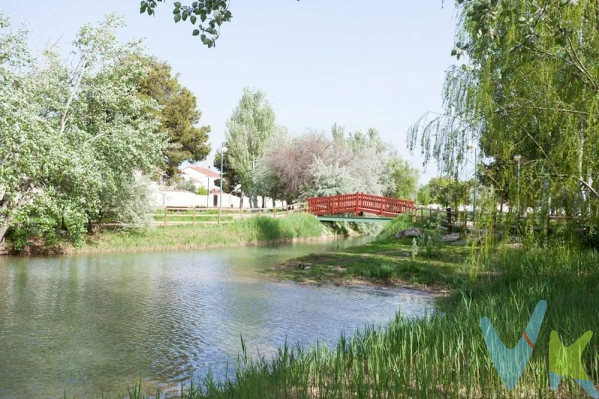 Hay lugares que parecen diseñados para que una familia sea feliz, y la urbanización Prados del Rey (Pinseque) es, sin duda, uno de ellos. Este adosado en esquina no es solo una vivienda con jardín; es la puerta de entrada a un estilo de vida donde el espacio, el ocio y el ahorro se dan la mano. - Una casa pensada para el confort y el ahorro real. Vivir en una parcela de 300 metros cuadrados te da la independencia que siempre has querido, pero con extras que marcan la diferencia en tu factura mensual:. -Energía inteligente: Gracias a sus placas solares, disfrutarás de un hogar más sostenible y de un ahorro directo en tu consumo eléctrico. -Espacio exterior para disfrutar: Un jardín privado con zona de barbacoa, perfecto para esas reuniones de fin de semana que se alargan hasta el atardecer. -Comodidad total: 3 dormitorios, un baño completo y un garaje cerrado con puerta automática para que llegar a casa sea siempre cómodo y seguro. El "alma" de Prados del Rey. Lo que hace especial esta vivienda es todo lo que sucede al cruzar la puerta de tu jardín. La urbanización es un auténtico oasis:. - Un espectacular lago central que invita al paseo y da una paz única al entorno. - Ocio sin salir de casa: Piscina comunitaria para los veranos y zona deportiva para que los niños quemen energía en un entorno seguro y familiar. Conectividad total: Olvida las complicaciones de transporte; la urbanización cuenta con una lanzadera directa al autobús del Casetero, conectándote con Zaragoza de forma rápida y sencilla. Es la combinación perfecta: una casa independiente con placas solares, en una comunidad con lago y piscina, y con unas ventajas educativas que cuidan de tu familia. ¿Quieres que este sea tu nuevo paisaje diario?. Ven a pasear por el lago, a ver el jardín y a descubrir por qué tantas familias eligen Prados del Rey para vivir. Llámame hoy mismo y ven a conocer el que podría ser tu próximo hogar. __________________________________________. En el precio publicado de venta NO están incluidos los honorarios de agencia por el servicio de gestión, asesoramiento y formalización del proceso de compra que será facturado al comprador. Tampoco incluye los impuestos y gastos legalmente establecidos y derivados de la transmisión e inscripción, en su caso.