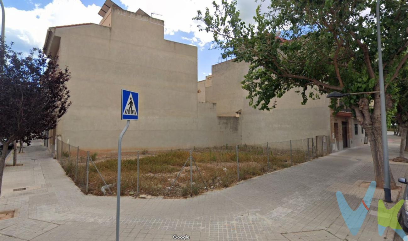 Tu Futuro Hogar Empieza Aquí: Parcela Urbana en Foios Lista para ConstruirUna ubicación tranquila y bien conectada Si sueñas con construir tu casa desde cero, en un entorno donde se respire tranquilidad pero con todas las comodidades cerca, esta parcela urbana en Foios puede ser justo lo que estás buscando. Ubicada en una zona consolidada del municipio, esta finca cuenta con todos los servicios urbanos ya disponibles.Foios es un pueblo con alma, donde se combina el encanto de la vida tranquila con una excelente conexión a Valencia capital. La estación de metro cercana es uno de sus grandes atractivos, facilitando el día a día tanto si trabajas en la ciudad como si simplemente te gusta tener fácil acceso a todos sus servicios y opciones de ocio. Además, estarás a pocos minutos en coche de la V-21, una de las principales vías de acceso al área metropolitana.Espacio y libertad para diseñar tu hogar ideal Con una superficie de 117 metros cuadrados. El terreno ofrece una superficie amplia que se adapta a distintas posibilidades de construcción. Desde una vivienda unifamiliar con jardín, terraza y piscina, hasta una casa más sencilla y funcional, aquí puedes dar forma a tu proyecto sin renunciar a tus preferencias. Es una oportunidad perfecta para quienes desean personalizar su espacio desde los cimientos, con total libertad de diseño.El entorno es principalmente de casas bajas, con vecinos tranquilos y una atmósfera familiar, lo que lo convierte en un lugar ideal para formar un hogar duradero.Servicios a tu alcance y calidad de vida Uno de los mayores beneficios de vivir en Foios es su equilibrio entre lo urbano y lo rural. Aquí disfrutarás de una comunidad acogedora, con todo lo necesario para el día a día: supermercados, colegios, centro de salud, comercios locales, cafeterías y zonas verdes. Y si tienes hijos o estás pensando en formar una familia, te alegrará saber que hay colegios e institutos cerca, además de parques y espacios para el ocio al aire libre.El ritmo de vida en Foios permite disfrutar del tiempo en casa, pasear por el centro del pueblo, hacer la compra sin prisas o compartir un café en una terraza con amigos. Todo esto, sin renunciar a la cercanía y accesibilidad a la gran ciudad.Haz realidad tu proyecto de vida Esta parcela no es solo una inversión, es una base sólida sobre la que construir tu futuro. Si llevas tiempo buscando un lugar donde levantar tu propia casa, con espacio, servicios y buena ubicación, no dejes pasar esta oportunidad.Contáctanos hoy mismo y agenda una visita para conocerla en persona. Estaremos encantados de acompañarte en cada paso hacia la creación del hogar que siempre has imaginado. 