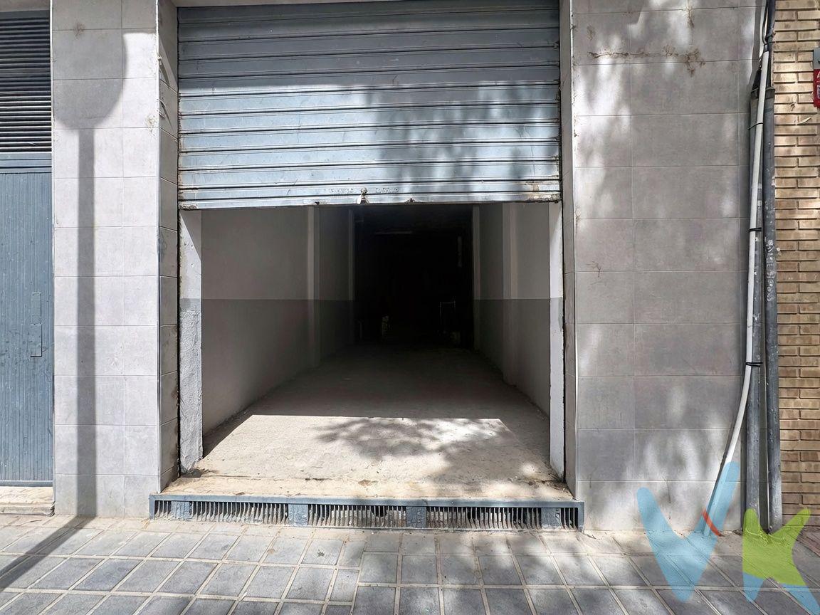 A pie de calle y con acceso directo mediante persiana metálica, este local comercial de Quart de Poblet ofrece un espacio diáfano de algo más de 85 m 2 en planta baja, listo para adaptarse a cualquier actividad comercial o profesional. Nada más entrar sorprende la sensación de amplitud: una única nave sin columnas ni distribuciones que facilita organizar el espacio exactamente como lo necesite cada negocio, con paredes y techo pintados en blanco y suelo de cemento pulido que le dan un aspecto limpio y cuidado. Cuenta además con un cuarto de aseo propio, un extra que se agradece en el día a día de cualquier actividad y que evita depender de instalaciones comunitarias. Su configuración abierta y su buena altura lo hacen igual de válido para un comercio de calle, una oficina, un taller o un almacén, y su ubicación en planta baja con acceso independiente aporta la visibilidad y la accesibilidad que buscan tanto clientes como proveedores. Situado en Quart de Poblet, a un paso de Valencia capital y con excelente conexión mediante metro, autobús y las principales vías de acceso a la ciudad, el local se beneficia de una zona residencial y comercial consolidada, con tránsito constante de vecinos y buena visibilidad desde la calle. . Se vende por 92.000€, una oportunidad interesante para quien busca arrancar o trasladar su negocio sin más obras que las de adaptación a su actividad. Si te interesa conocerlo, contáctanos y lo visitamos juntos. VENTA:. PVP 92.000€. Gastos e impuestos no incluidos en el precio. La compra conlleva impuestos y gastos de formalización para el comprador. A título orientativo se informa que en segundas transmisiones el ITP con carácter general en Valencia es del 9%, pudiendo existir otros tipos impositivos atendiendo a las circunstancias personales del comprador u otras circunstancias previstas legalmente. Base imponible del impuesto el mayor valor entre el precio de compraventa, la tasación o el valor de referencia catastral. En cuanto a los gastos de notaría y registro, en su caso, suelen oscilar aprox. entre 1,5% y 2,5% (aranceles variables según precio, n.º de copias y complejidad). El comprador elige notario. Si el comprador precisase de hipoteca: tasación, condiciones y costes bancarios serán según entidad elegida por el comprador, así como los gastos de gestoría, y cualesquiera otros gastos inherentes a la formalización de la compraventa que legalmente correspondan a la parte compradora, salvo pacto expreso en contrario con el vendedor. El consumidor tiene, conforme a la normativa vigente, a su disposición información y documentación adicional relativa al inmueble y condiciones de la compraventa, que podrá ser consultada en C/Joaquín Costa 4, bajo 46005 Valencia o urbe2@remax.es. Honorarios de mediación inmobiliaria a cargo del COMPRADOR: (3.000€ del precio final de venta más IVA (21%), salvo otro pacto.); y de VENDEDOR (según acuerdo con el mismo). Se informa al consumidor que la agencia actúa como intermediaria inmobiliaria en la operación, estando cualquier eventual compraventa y sus condiciones sujeta a la aceptación expresa del propietario-vendedor y a la posterior formalización del correspondiente contrato.