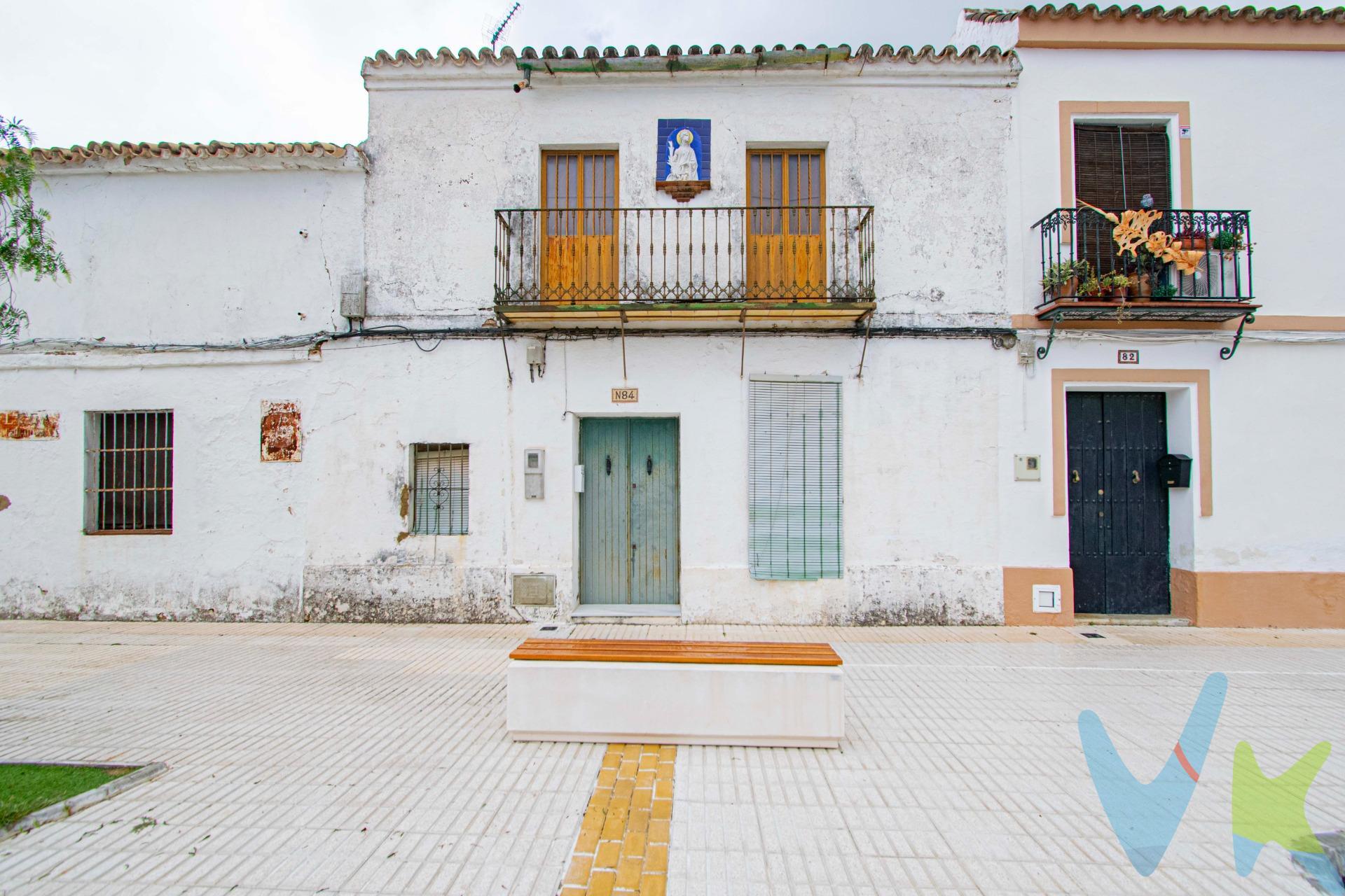 Le presentamos esta casa adosada situada en la calle principal de Las Pajanosas, en el municipio de Guillena, zona de alto valor añadido. La propiedad destaca por su proximidad a la capital y su ubicación en un entorno con acceso a todos los servicios necesarios, como colegios, supermercados, centros deportivos y hospitales, estratégicamente ubicada junto a la S-30, en el Noroeste de la provincia de Sevilla, a 24 km del centro de la capital por la Autovía de la Plata. Se trata de una vivienda unifamiliar con una superficie de 206 metros. Cuenta con 3 dormitorios y 2 baños, así como un patio trasero. . Ubicación cerca de la parroquia de Nuestra Señora del Rosario de Las Pajanosas, de un supermercado, del Ayuntamiento de Guillena, de la piscina pública, de comercios y de todos los servicios disponibles en la zona. . ¡¡No pierdas la oportunidad!! Contacta con nosotros y te informaremos en detalle sin compromiso. SE VENDE SIN AMUEBLAR. Informamos a nuestros clientes que el precio de venta no incluye lo siguiente: Honorarios de la agencia inmobiliaria, Impuestos (I.T.P., I.V.A. o A.J.D., en su caso) ni otros gastos de la compraventa (gastos de Registro de la Propiedad, Notaría, Gestoría ni de posible Financiación). Documento F.I.S. a disposición del consumidor según Decreto 218/2005 Junta de Andalucía.