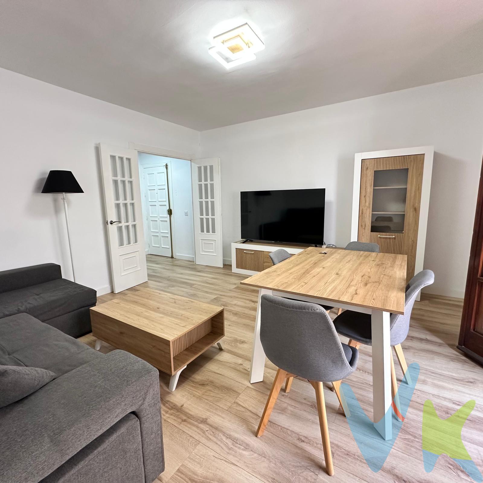 🏡 PISO DE 4 DORMITORIOS EN PLENO CENTRO DE LA LÍNEA. Si buscas espacio, comodidad y una ubicación inmejorable, esta vivienda puede ser justo lo que necesitas. Situada en pleno centro de La Línea de la Concepción, junto a la Plaza de la Iglesia, tendrás todos los servicios, comercios, restauración y zonas de interés a pocos pasos de casa. La vivienda cuenta con 4 dormitorios, varios de ellos con armarios empotrados, y 2 baños completos, uno de ellos en suite en el dormitorio principal. Dispone de un amplio salón-comedor, muy luminoso y acogedor, con acceso a una agradable terracita, perfecta para disfrutar de un café o desconectar al final del día. La cocina independiente, moderna y completamente equipada, dispone además de alacena, ofreciendo un práctico espacio extra de almacenamiento. La vivienda se encuentra totalmente amueblada, con una decoración actual y cuidada, lista para entrar a vivir sin necesidad de realizar reformas. Una propiedad especialmente interesante tanto para familias que necesitan amplitud como para quienes buscan una vivienda céntrica y cómoda en La Línea. 📍 Ubicación: junto a Plaza de la Iglesia, pleno centro de La Línea de la Concepción. 🛏️ 4 dormitorios. 🚿 2 baños completos | 1 en suite. 🛋️ Amplio y luminoso salón-comedor. 🌿 Terracita. 🍽️ Cocina equipada con alacena. 👗 Armarios empotrados. 🛋️ Totalmente amueblado. ✨ Estilo moderno y actual. 🏢 2ª planta sin ascensor. Una vivienda amplia, moderna y lista para disfrutar en una de las ubicaciones más céntricas de La Línea. •Segundas transmisiones: Operación sujeta a ITP, cuyo tipo general es del 7% respecto al precio de venta, pudiendo reducirse al 6% o 3,5% en determinados supuestos conforme a la Ley 5/2021, de 20 de octubre, de Tributos Cedidos de la Comunidad Autónoma de Andalucía. • Honorarios de agencia - El comprador deberá abonar a la agencia unos honorarios del 3% del precio de compraventa (mínimo 3.000 €), más IVA del 21%. • Gastos de Notaría y Registro - Se estiman entre 1.000 € y 2.500 €, dependiendo del precio final, número de copias, extensión de la escritura y complejidad, conforme al Real Decreto 1426/1989 (arancel notarial) y Real Decreto 1427/1989 (arancel registral). • Financiación - En caso de financiación bancaria, los gastos asociados deberán ser consultados directamente con la entidad financiera correspondiente. Nota importante - La agencia realiza labores de intermediación. Las condiciones finales de la compraventa estarán sujetas a la aceptación expresa de la parte vendedora y a la posterior formalización contractual. 