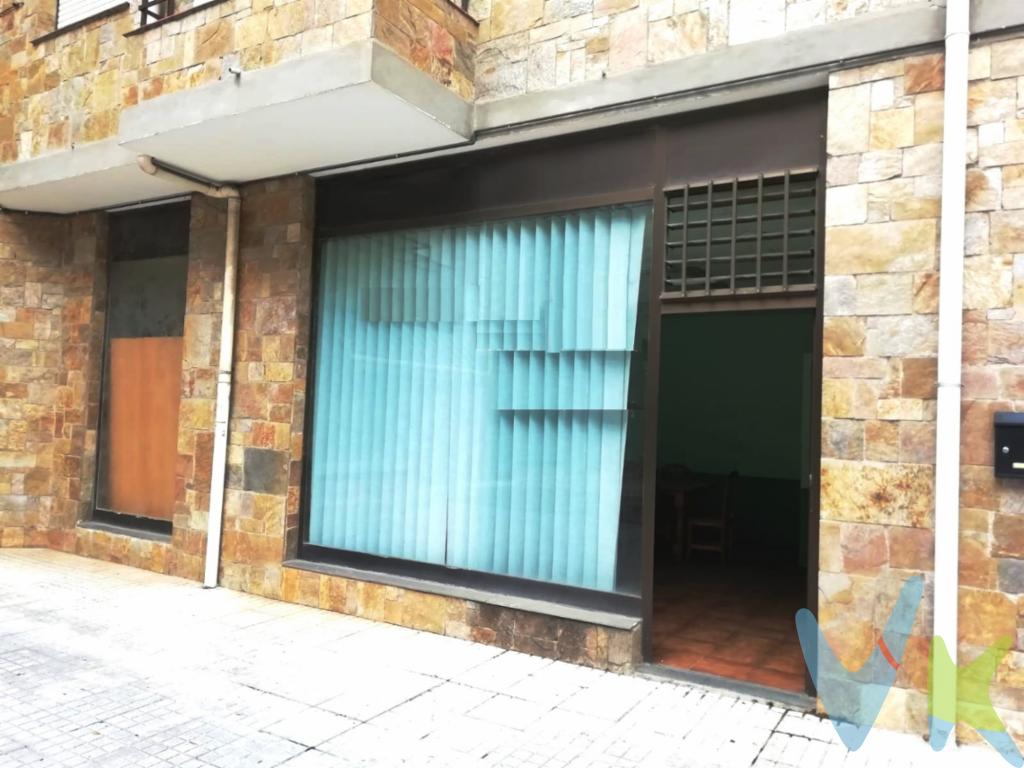 Local comercial de 29,50m², situado en la calle Santo Domingo de Guzmán, en una plazoleta peatonal. Está completamente acondicionado con amplio escaparate y aseo. Dispone de luz. ¡ Económico !