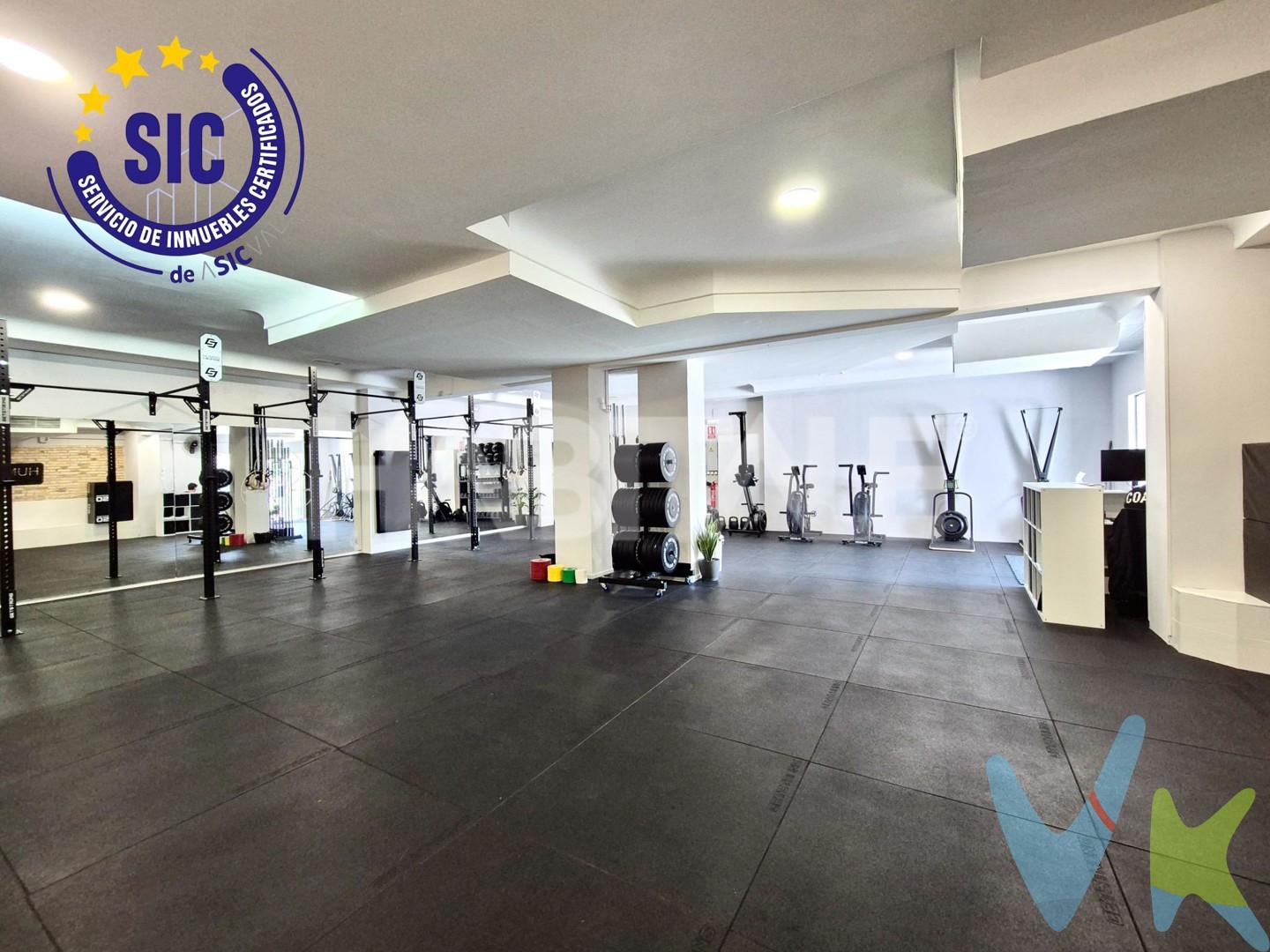 Habitale presenta en venta este espacioso local comercial a pie de calle en plena Avenida del Puerto, Valencia, actualmente alquilado con contrato en vigor, lo que lo convierte en una excelente oportunidad para inversores que buscan RENTABILIDAD INMEDIATA y FLUJO DE CAJA desde el primer día:

- Ubicación prime entre Avenida del Puerto y Serrería. 
- Escaparate a pie de calle con alto tránsito peatonal y vehicular.
- Distribución versátil.

(!) Características clave para inversor:

- Inmueble en rentabilidad desde el momento de la compra.
- Inquilino en funcionamiento.
- Contrato de larga duración A PRECIO DE MERCADO. 
- Rentabilidad atractiva en el contexto actual de mercado > 5,10 %. 

Una oportunidad de negocio sólida para quien busca invertir. 
¡Te invitamos a visitarlo y descubrir todo su potencial!

___________
Por mandato expreso del propietario, comercializamos este inmueble en EXCLUSIVA, lo que le garantiza el acceso a toda la información, a un servicio de calidad, un trato fácil, sencillo y sin interferencias de terceros. Por este motivo, se ruega no molestar al propietario, a los ocupantes de la propiedad o a los vecinos. Muchas gracias por su comprensión.

La oferta está sujeta a cambios de precio o retirada del mercado sin previo aviso. Este anuncio en su conjunto, incluyendo textos, fotos, imágenes o cualquier otro contenido del mismo, no es vinculante dado que la información es ofrecida por terceros y puede contener errores. Se muestra a título informativo y no contractual. El precio anunciado no incluye los impuestos, ni los gastos como Notario, Registro de la Propiedad y honorarios de la agencia inmobiliaria.

Agentes de la Propiedad Inmobiliaria inscritos con número de registro RAICV 2880 y 4357, las operaciones están garantizadas con Seguro de Responsabilidad Civil y Seguro de Caución.

