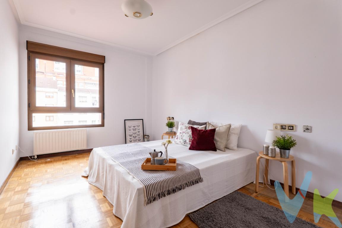 Si buscas una vivienda ubicada cerca de la Playa de San Lorenzo, y valoras que el edifcio donde esté ubicada la vivienda se haya reformado su fachada recientemente, esta puede ser tu oportunidad.Esta vivienda proyecta las vistas de la cocian, salón y dormitorio principal  a un patio de manzana muy grande , y la segunda y la tercera habitación al patio del propio edificio. Además dispone de dos baños. La vivienda necesita actualización.Si valoras vivir en plena calle Marqués de Casa Valdés con la comodidad que ello supone, junto al ambiente de las cervecerías y sidrerías de la zona de la Arena, seguro no te aburrirás.Dispone de plaza de garaje incluido en el precio.Llámanos estaremos encantados de atenderte  e informarte en detalle  sobre esta magnífica vivienda.